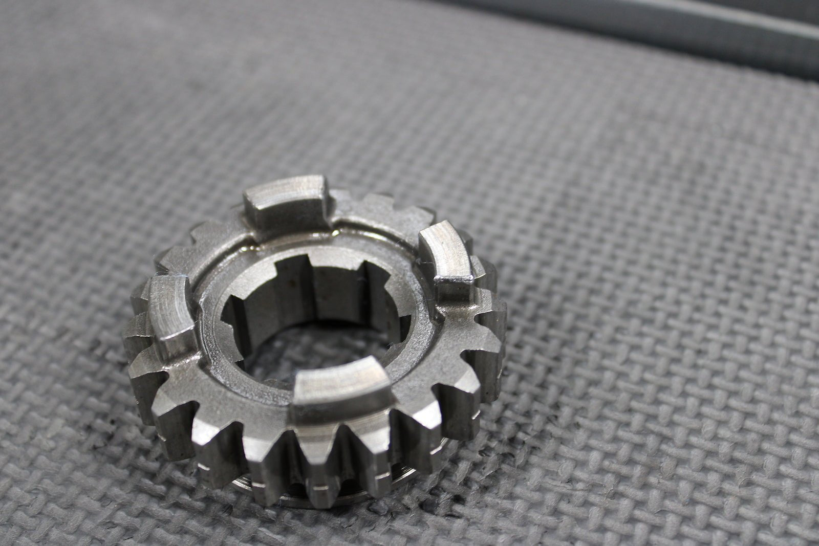 1999 HONDA CR500R OEM TRANSMISSION COUNTERSHAFT 4TH GEAR 21T GEAR 23471 - ML3 - 670 - hggarage