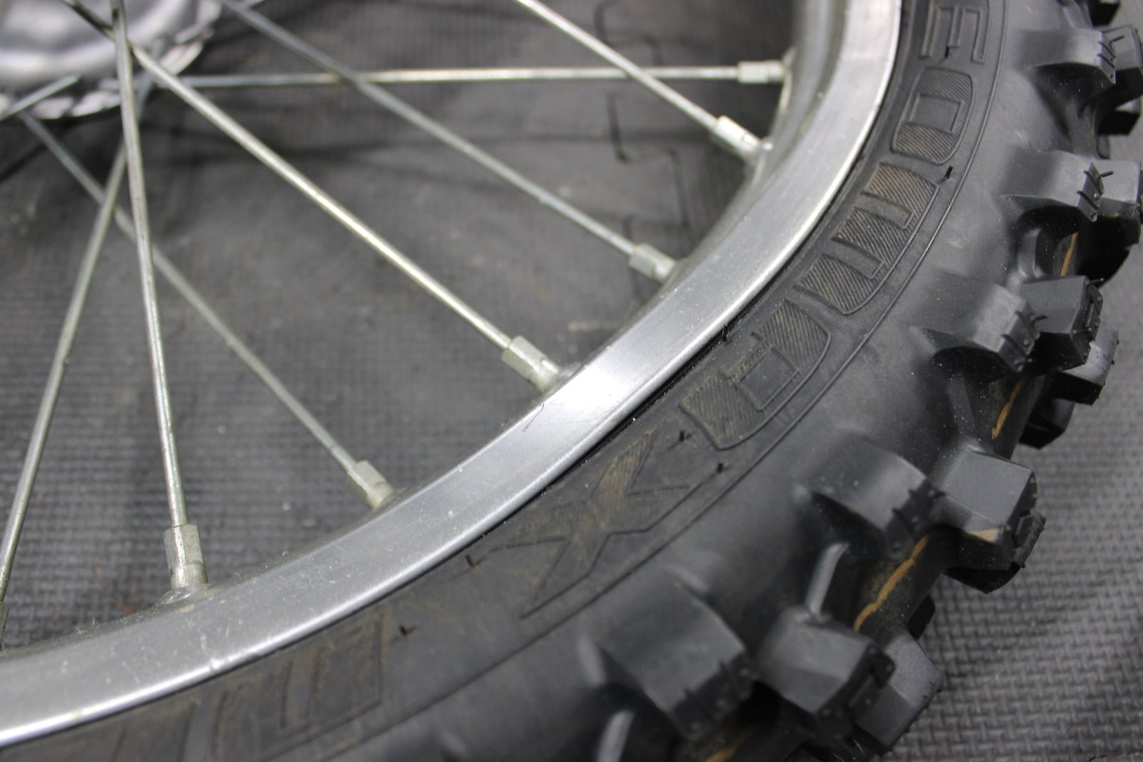 1998 HONDA CR125R OEM FRONT WHEEL RIM HUB ASSEMBLY 44635 - MAC - 680 44701 - KZ4 - J01 - hggarage