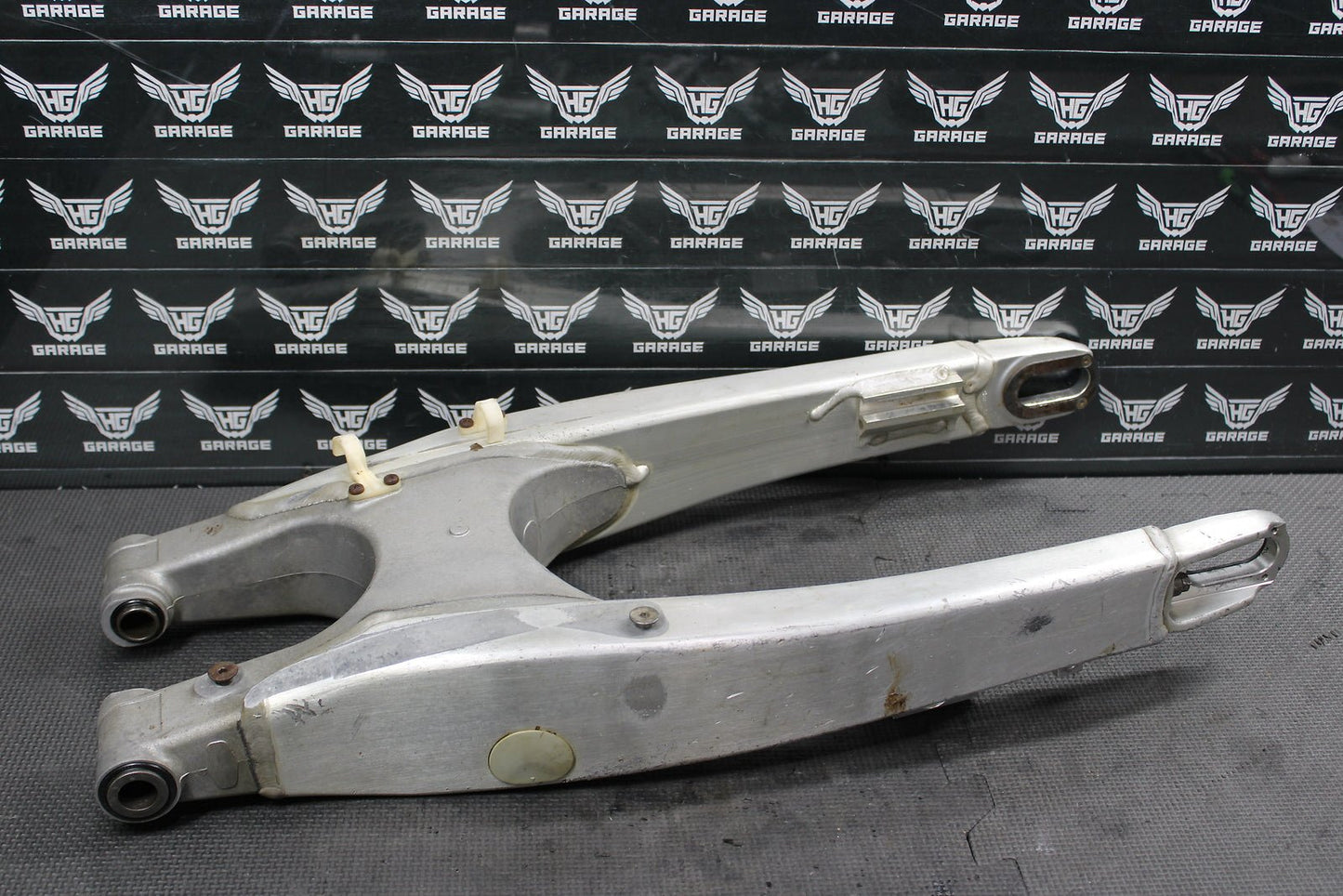 2005 Yamaha YZ250F OEM Swingarm Swing Arm Suspension 1C3 - 22110 - 00 - 00 - hggarage