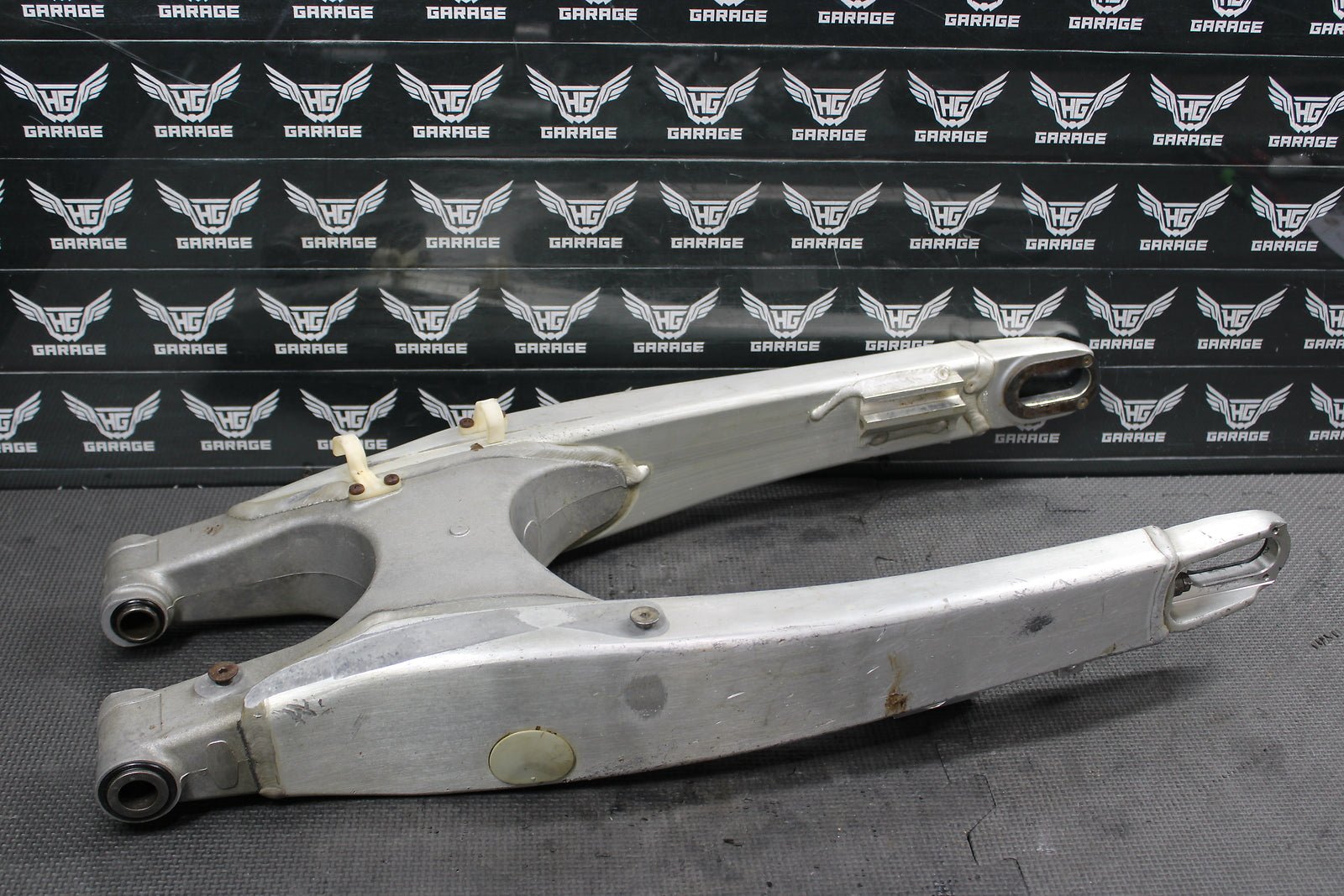 2005 Yamaha YZ250F OEM Swingarm Swing Arm Suspension 1C3 - 22110 - 00 - 00 - hggarage