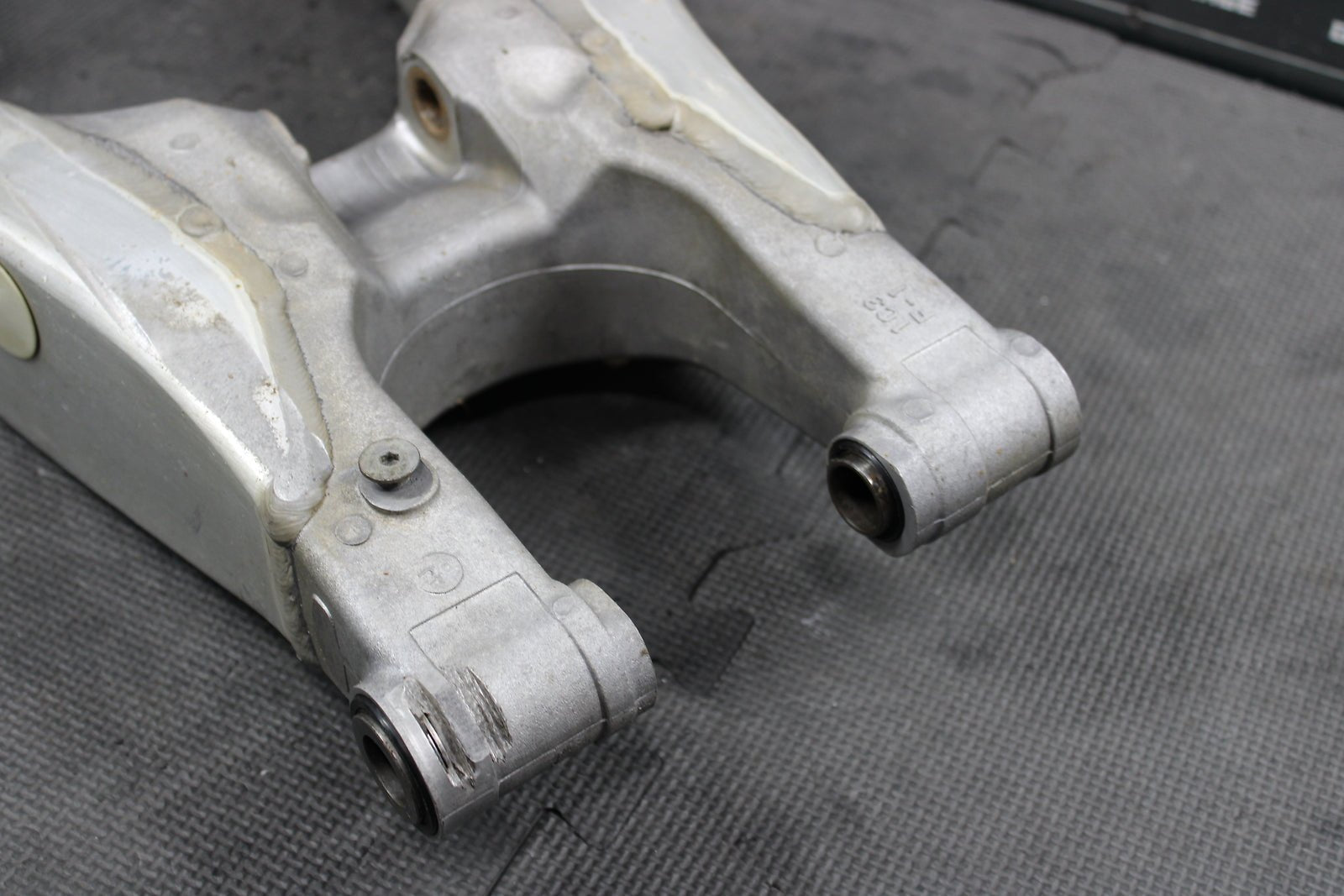 2005 Yamaha YZ250F OEM Swingarm Swing Arm Suspension 1C3 - 22110 - 00 - 00 - hggarage