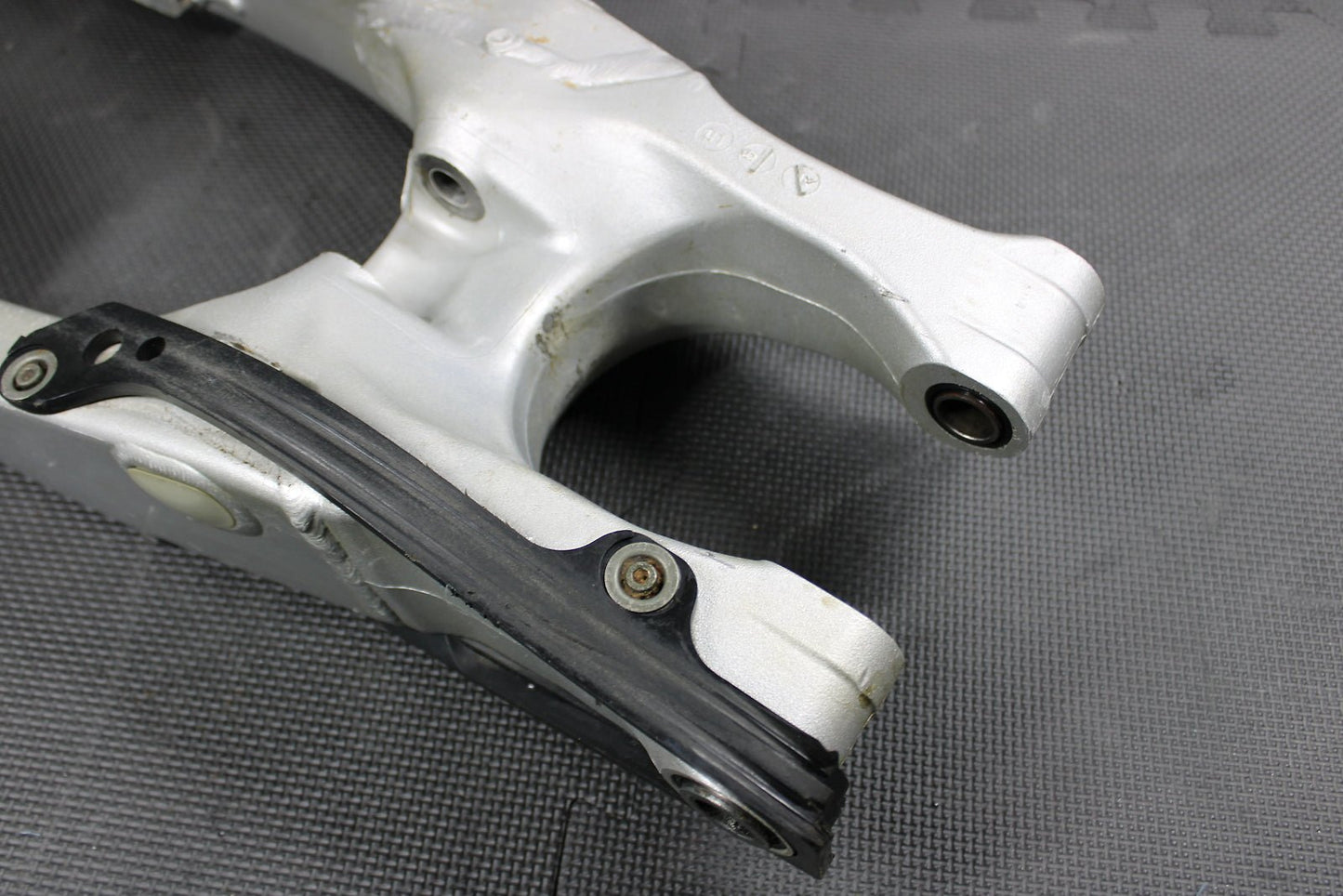2002 YAMAHA YZ250F OEM SWINGARM SWING ARM SUSPENSION 5NY - 22110 - 00 - 00 - hggarage