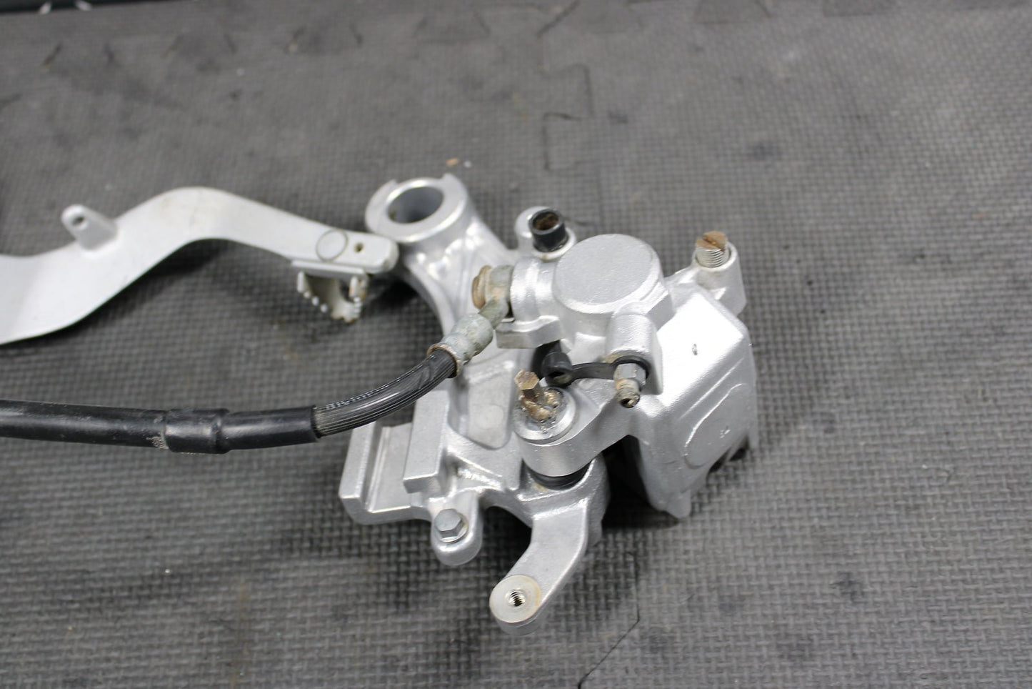 2000 YAMAHA YZ426F OEM REAR BACK BRAKE CALIPER MASTER CYLINDER ASSEMBLY - hggarage