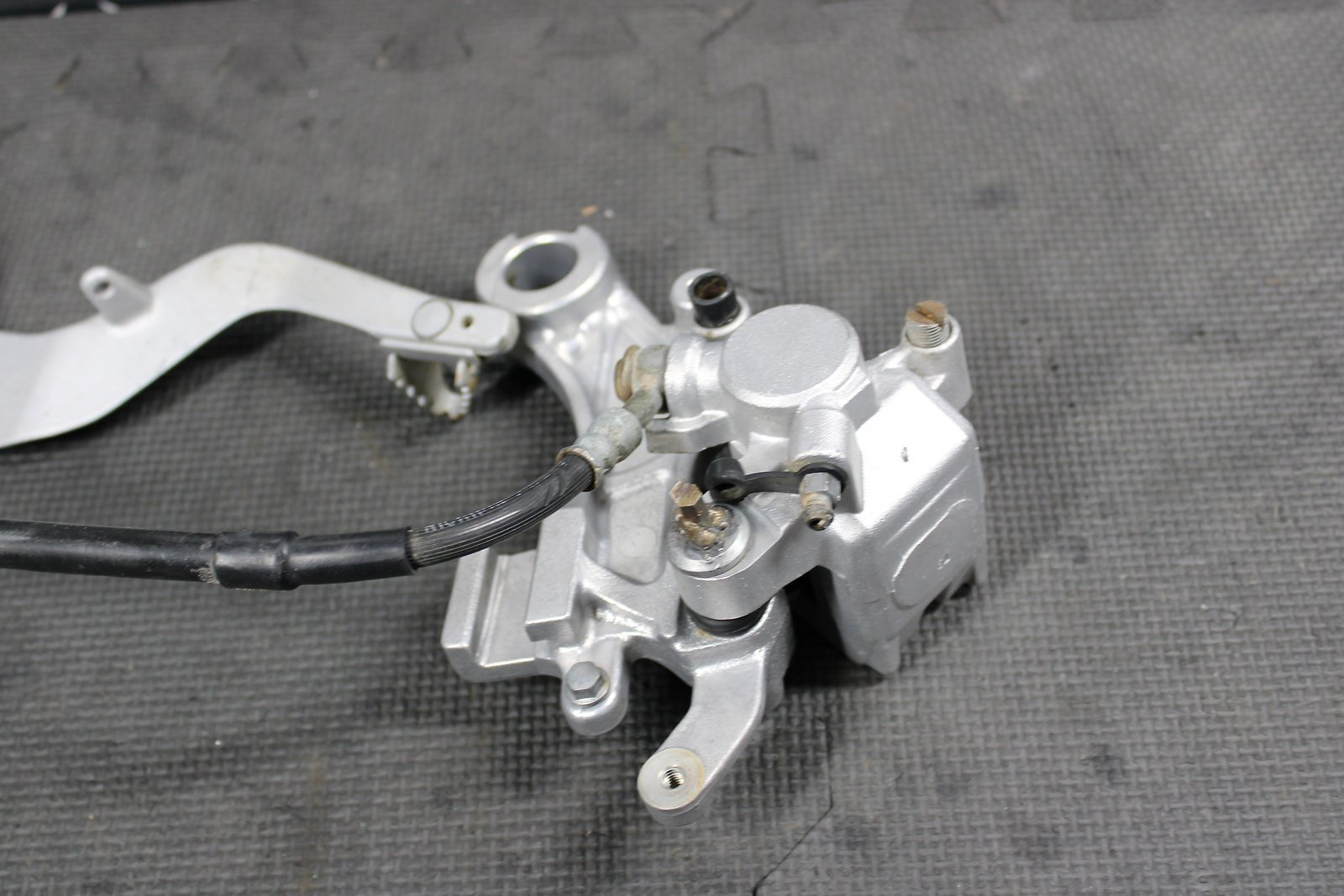 2000 YAMAHA YZ426F OEM REAR BACK BRAKE CALIPER MASTER CYLINDER ASSEMBLY - hggarage