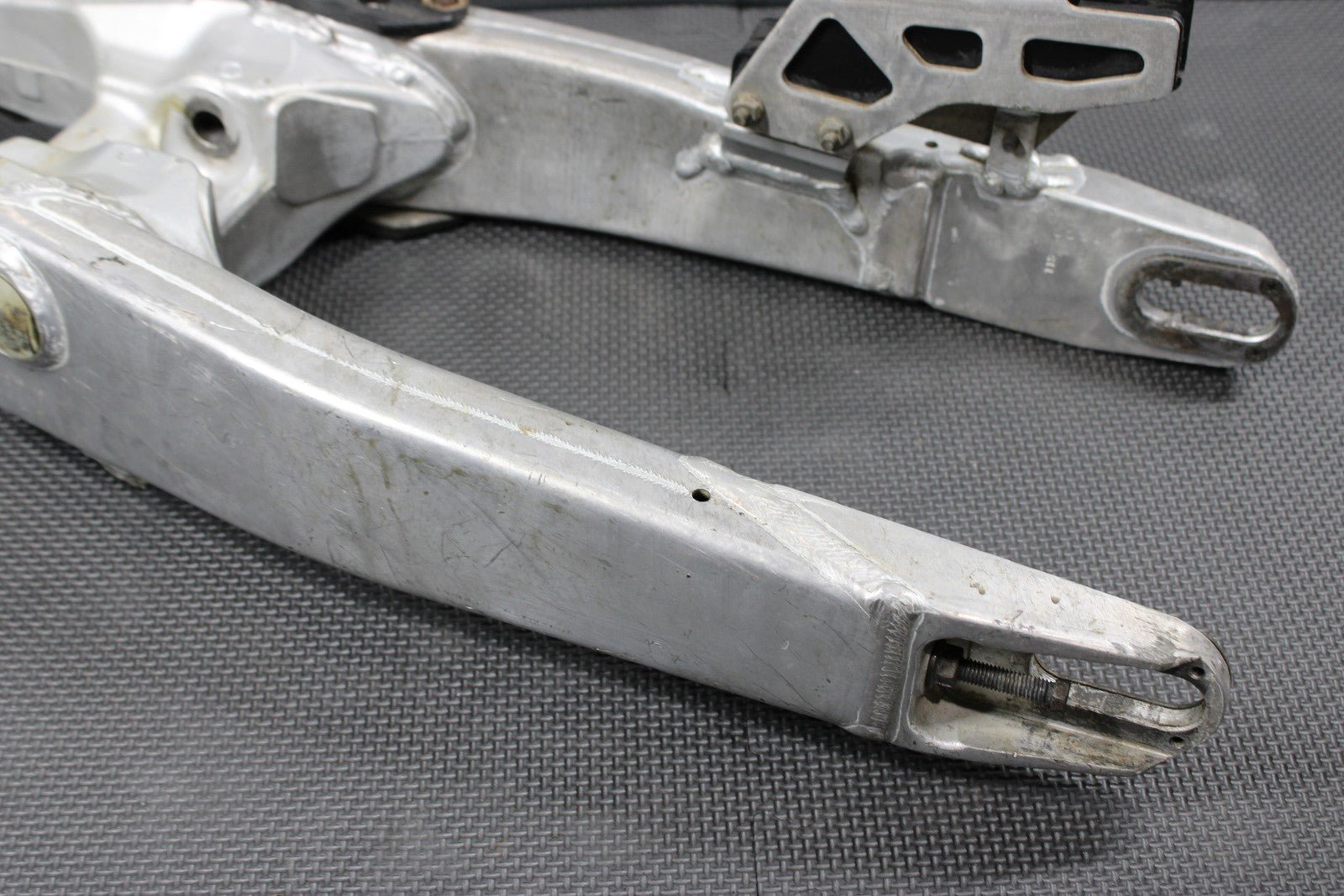 2001 YAMAHA 99 - 01 YZ250 OEM SWINGARM SWING ARM SUSPENSION 5MV - 22110 - 00 - 00 - hggarage