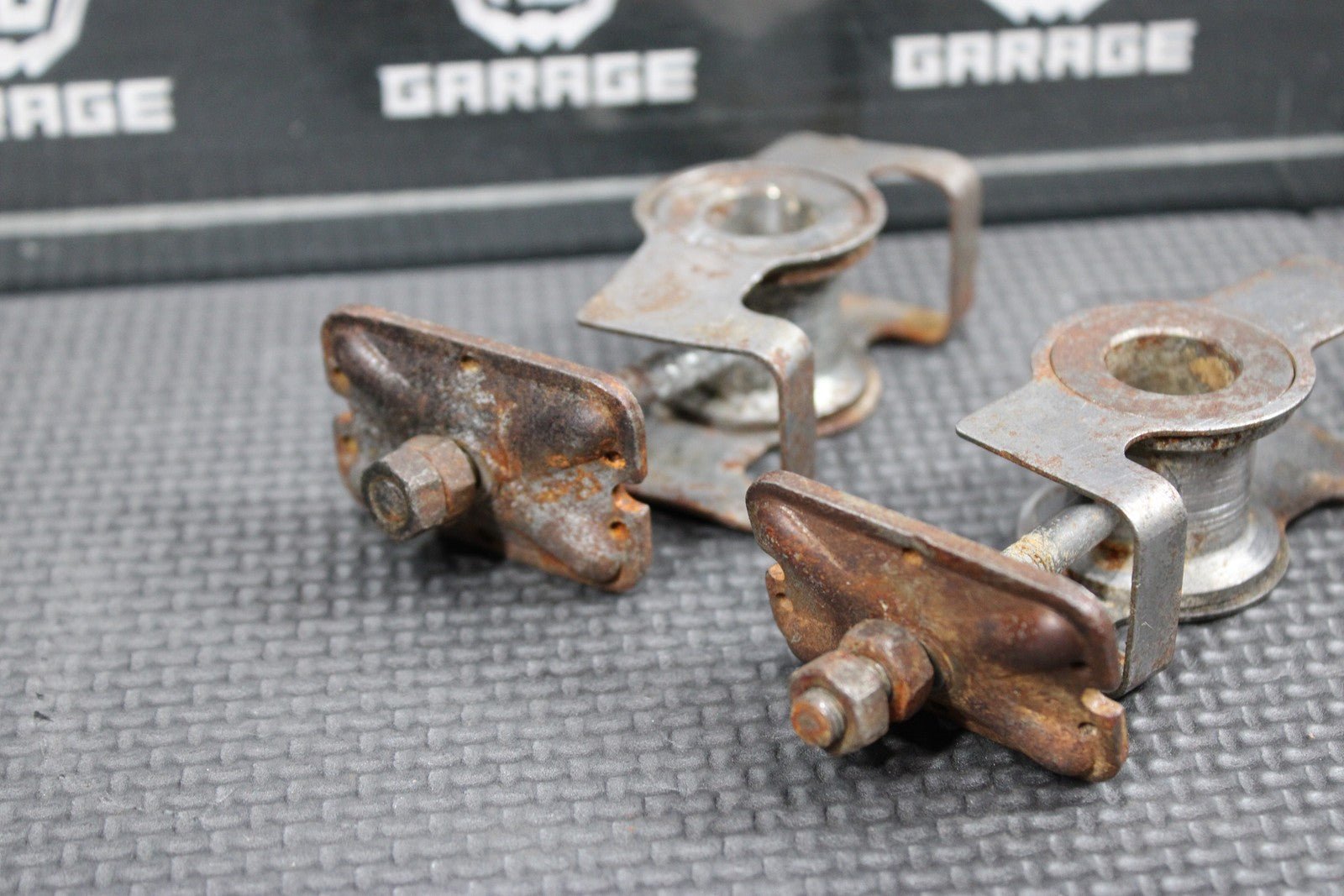 1991 87 - 95 HONDA CR80R OEM SWINGARM CHAIN TENSIONER ADJUSTMENT BRACKETS - hggarage