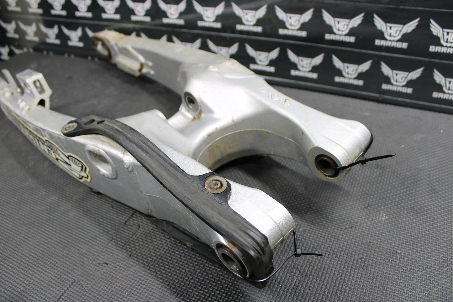2002 Yamaha YZ426F YZ426 OEM Swingarm Swing Arm Rear Suspension 5NY - 22110 - 00 - 00 - hggarage