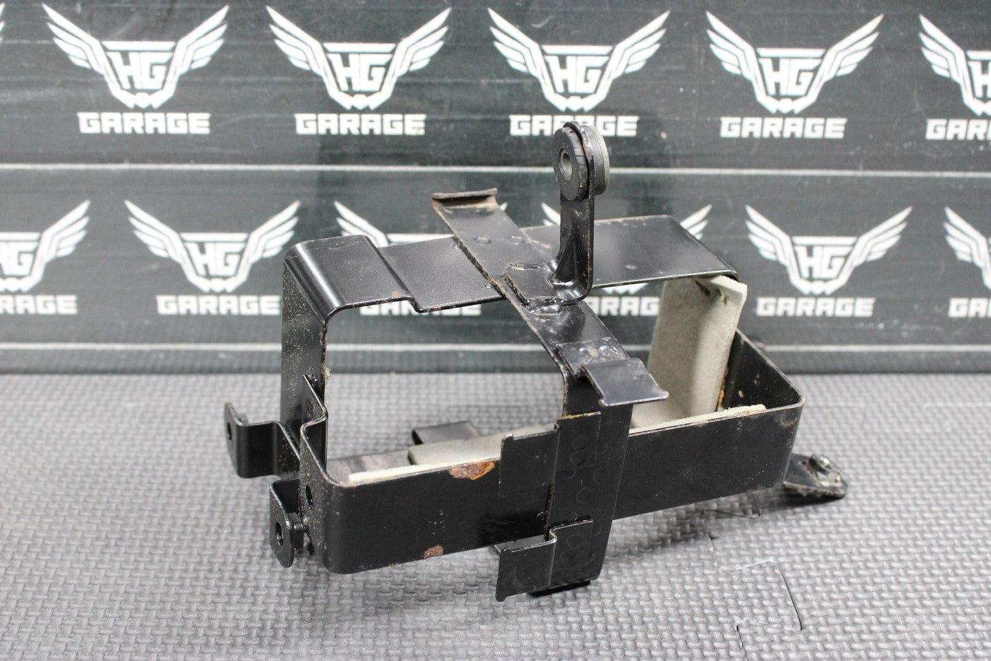 2005 SUZUKI DR200SE OEM BATTERY TRAY BOX HOLDER 41540 - 44AA0 - hggarage