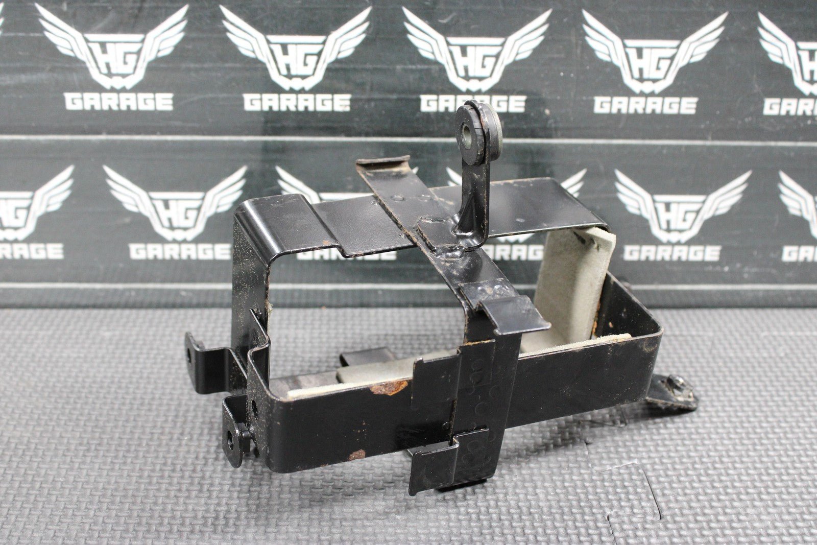 2005 SUZUKI DR200SE OEM BATTERY TRAY BOX HOLDER 41540 - 44AA0 - hggarage