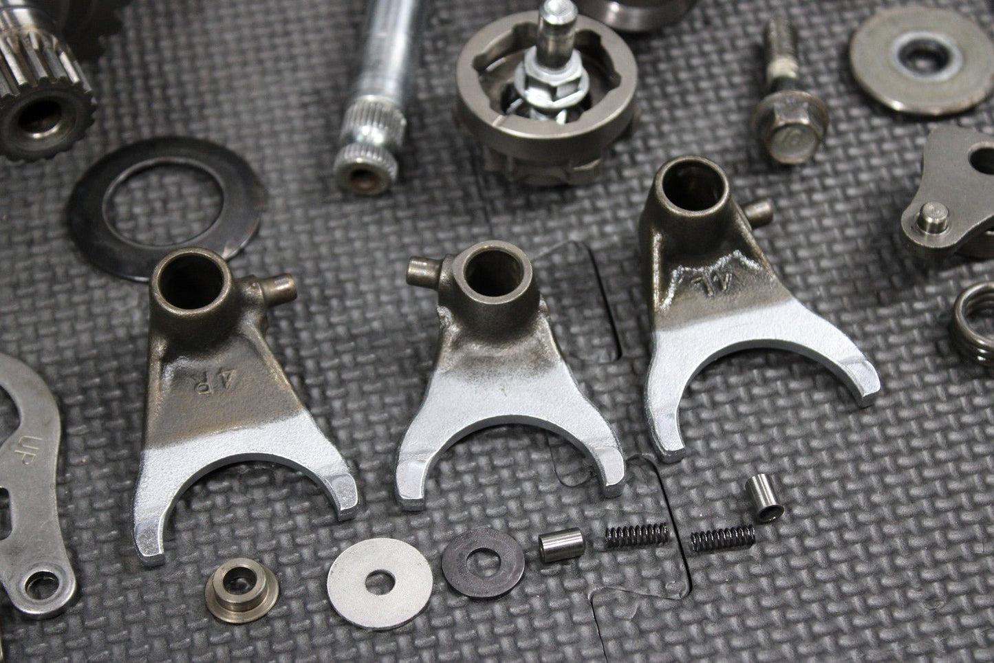 2007 HONDA CRF450R OEM ENGINE TRANSMISSION TRANNY GEARBOX SHIFT FORKS SHAFT DRUM - hggarage