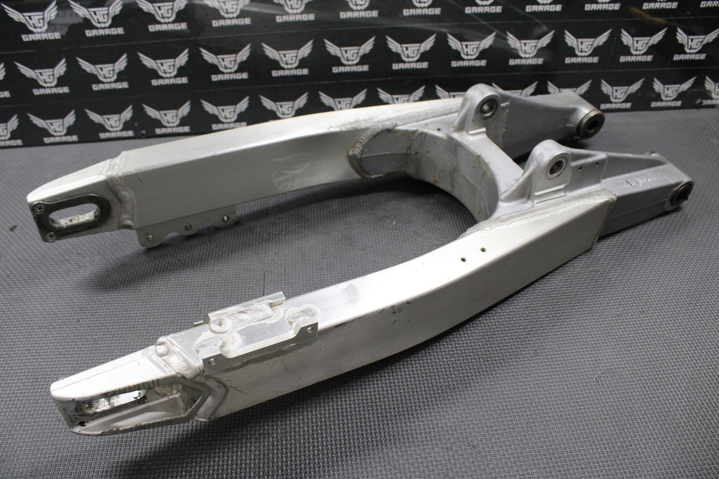 1994 SUZUKI 93 - 95 RM125 RM250 OEM SWINGARM SWING ARM SUSPENSION 61000 - 28E11 GOOD - hggarage