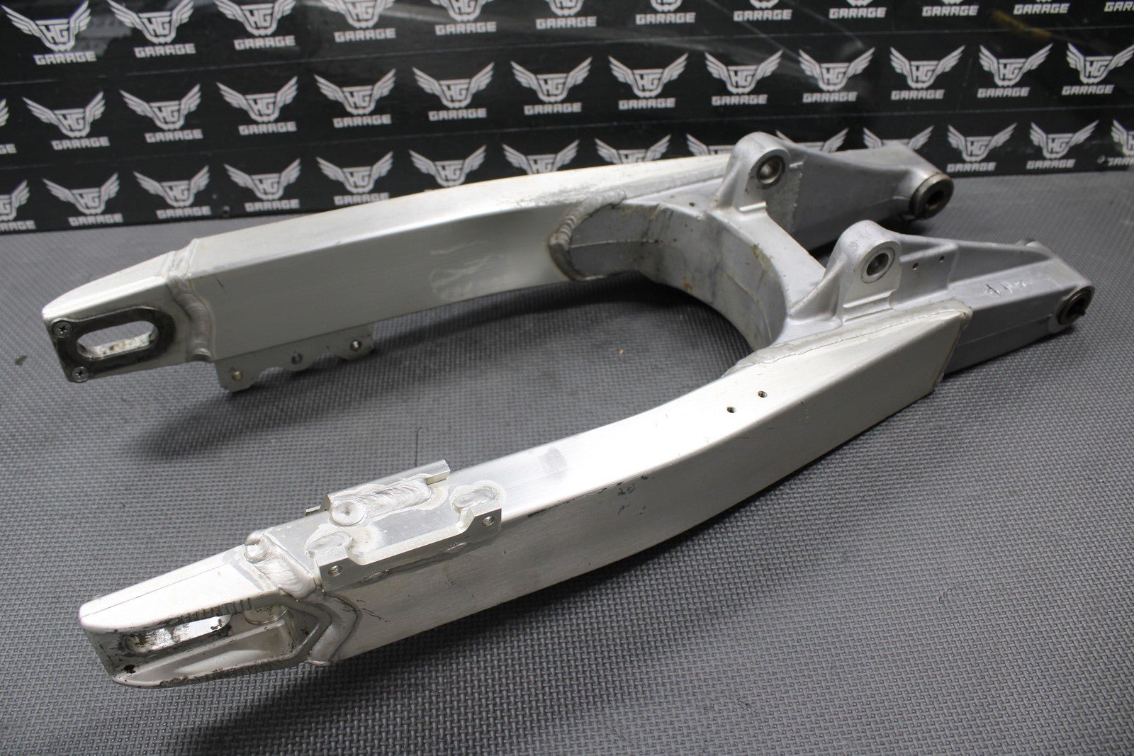 1994 SUZUKI 93 - 95 RM125 RM250 OEM SWINGARM SWING ARM SUSPENSION 61000 - 28E11 GOOD - hggarage