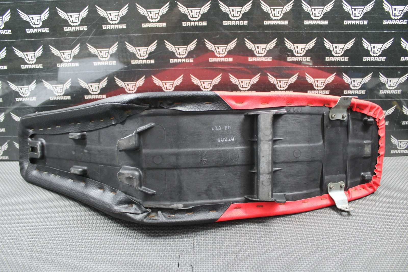 1997 HONDA CR250R OEM SEAT SADDLE FOAM PAN COMPLETE ORIGINAL 77100 - KZ3 - B00 NICE! - hggarage