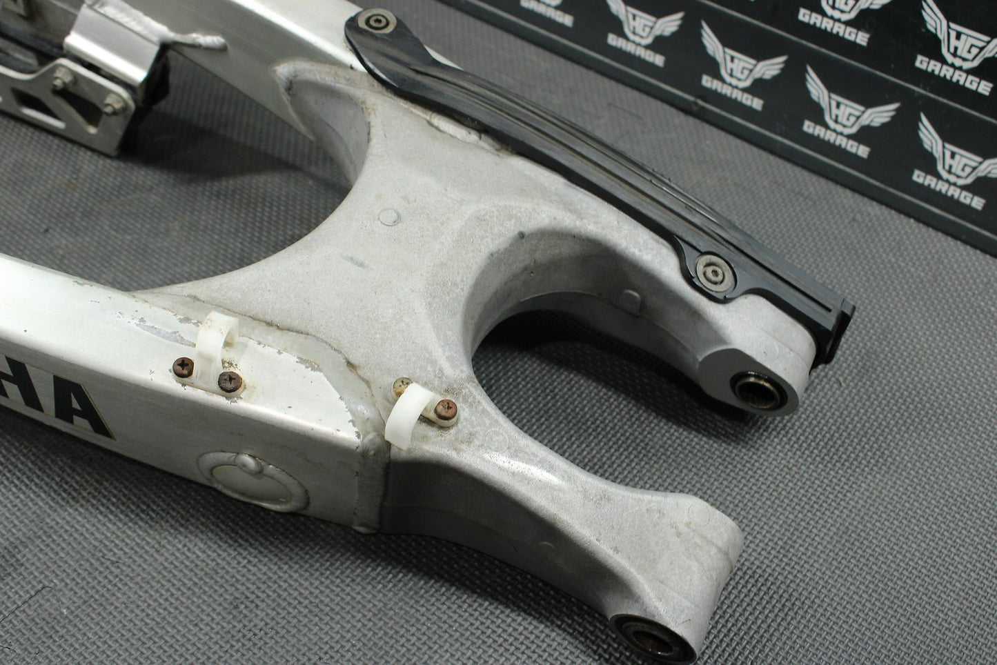 2004 Yamaha YZ450F OEM Swingarm Swing Arm Suspension 5UN - 22110 - 00 - 00 Mint! - hggarage