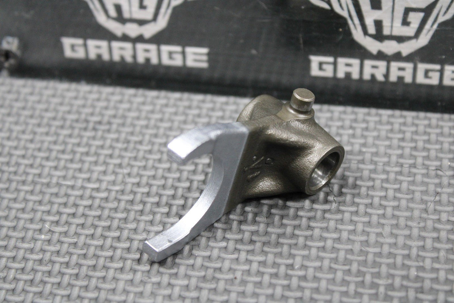 1987 1988 HONDA CR125R OEM TRANSMISSION CENTER GEAR SHIFT FORK C 24231 - KS6 - 700 - hggarage