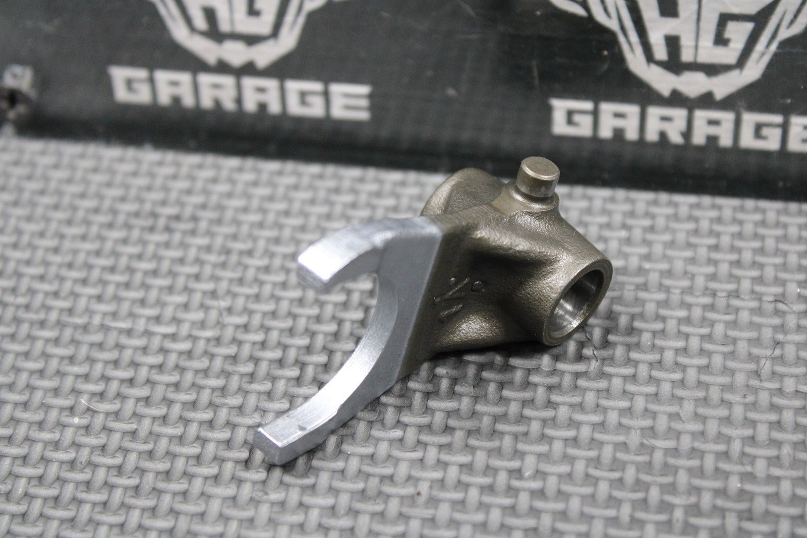1987 1988 HONDA CR125R OEM TRANSMISSION CENTER GEAR SHIFT FORK C 24231 - KS6 - 700 - hggarage