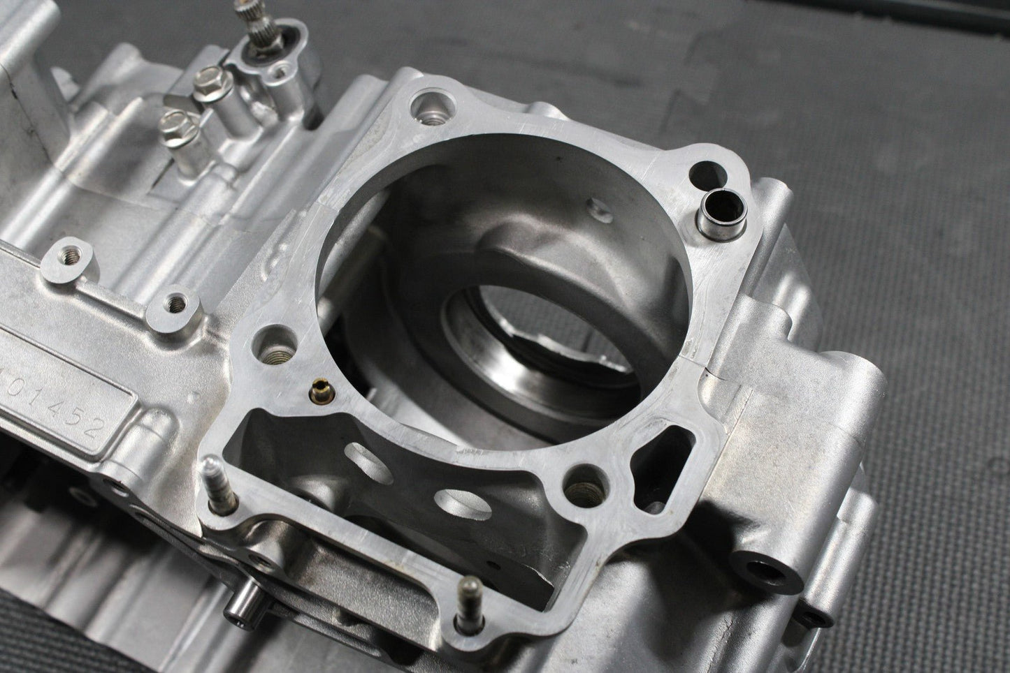 2000 SUZUKI DRZ400 OEM LEFT RIGHT ENGINE MOTOR CRANKCASE CASES HALFS BLOCK GOOD! - hggarage