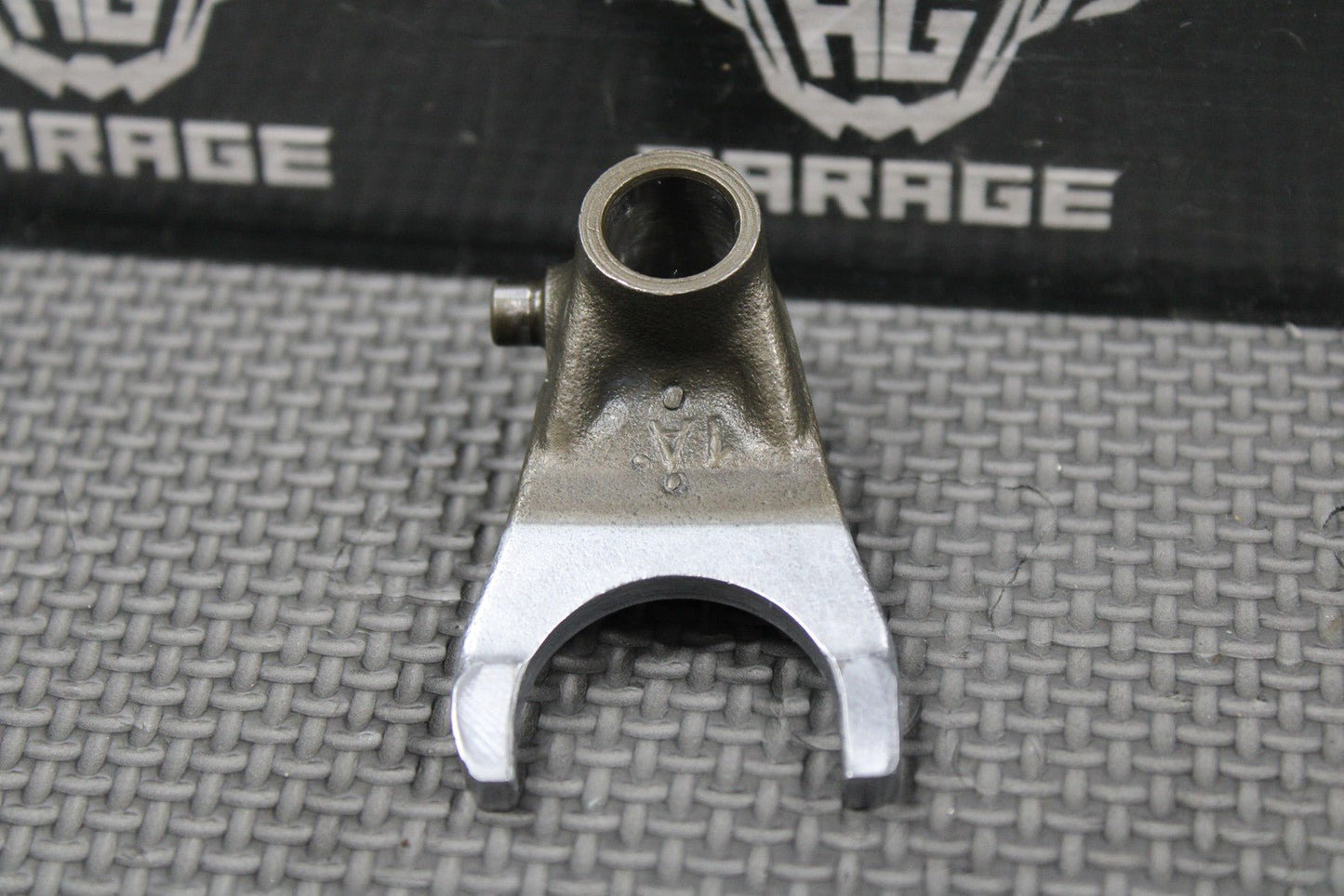 1987 1988 HONDA CR125R OEM TRANSMISSION CENTER GEAR SHIFT FORK C 24231 - KS6 - 700 - hggarage