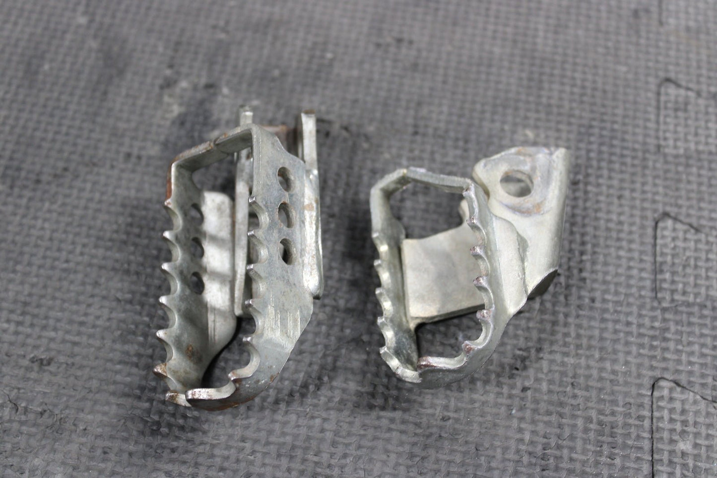 2000 Yamaha TTR125 TTR125E TTR125L TTR125LE OEM Foot Pegs Pedals Frame Stand - hggarage