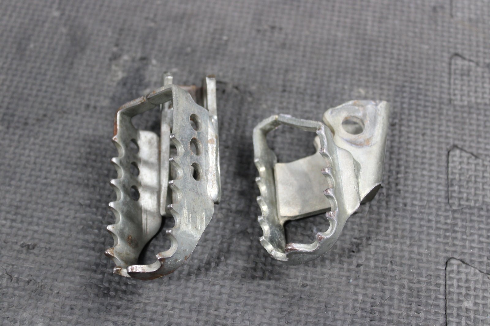 2000 Yamaha TTR125 TTR125E TTR125L TTR125LE OEM Foot Pegs Pedals Frame Stand - hggarage