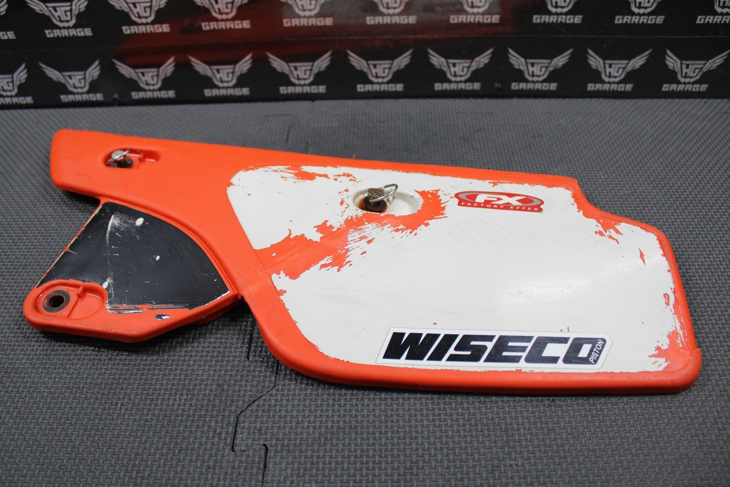 1989 HONDA XR250R OEM LEFT REAR PLASTIC PANEL PLATE AIRBOX COVER 83603 - KT1 - 900ZB - hggarage