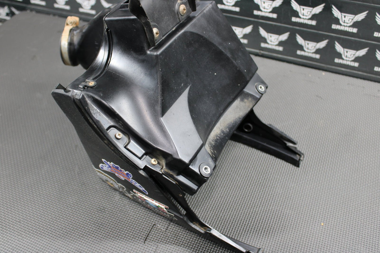 2009 YAMAHA YZ450F OEM AIRBOX INTAKE AIR CLEANER CASE 2S2 - 14401 - 70 - 00 - hggarage