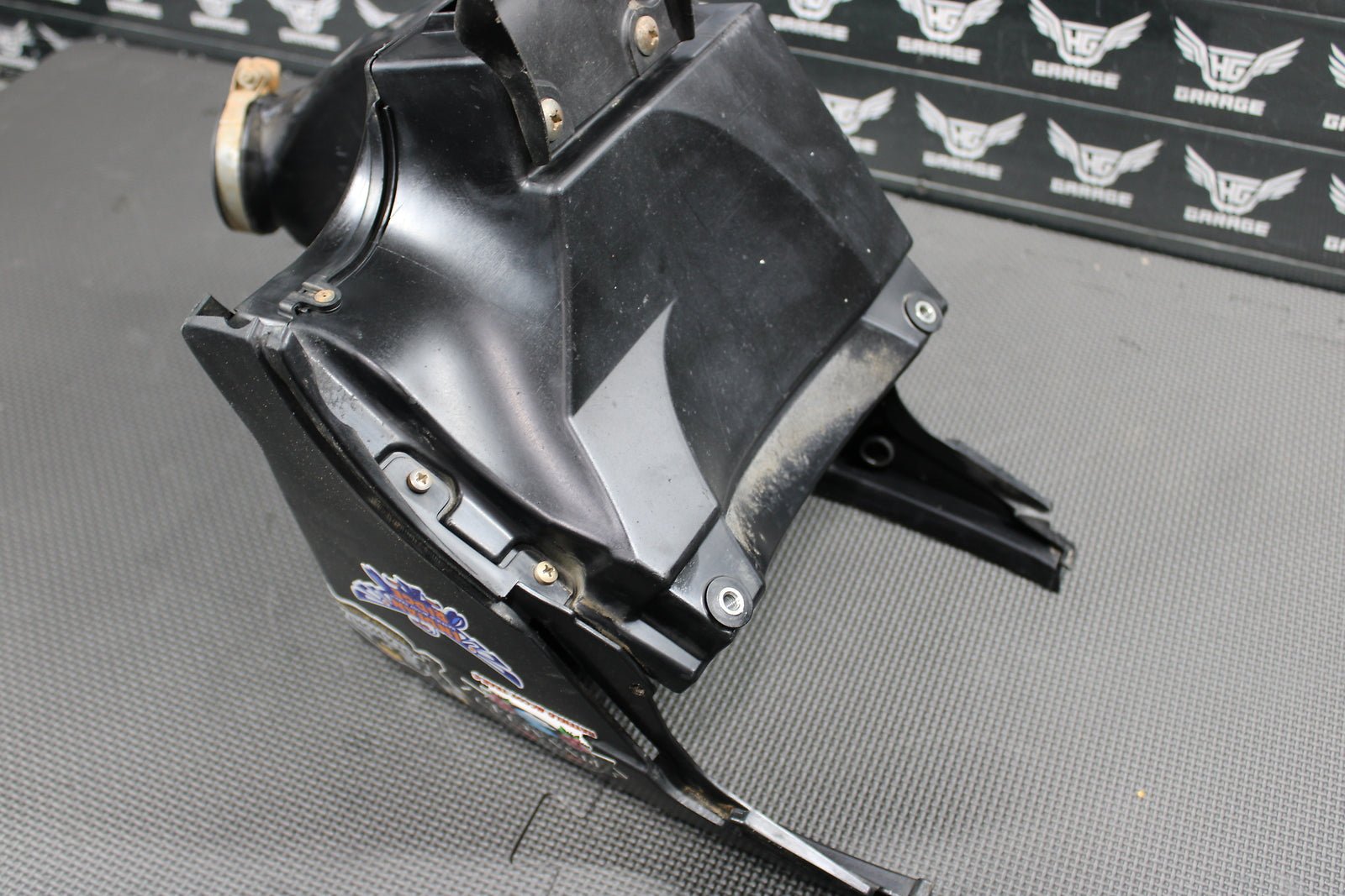 2009 YAMAHA YZ450F OEM AIRBOX INTAKE AIR CLEANER CASE 2S2 - 14401 - 70 - 00 - hggarage