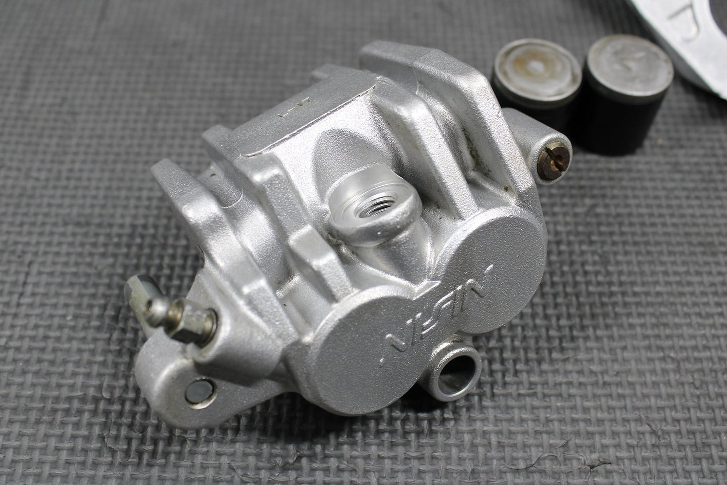 1995 HONDA CR250R OEM NISSIN FRONT BRAKE CALIPER & BRACKET 45150 - MAC - 681 NICE - hggarage