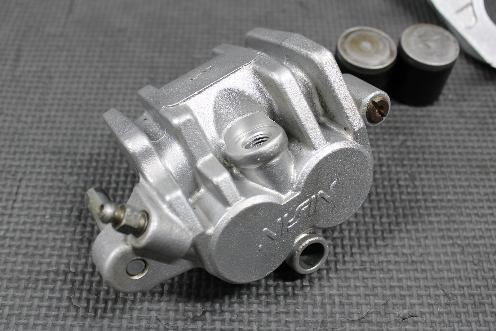 1995 HONDA CR250R OEM NISSIN FRONT BRAKE CALIPER & BRACKET 45150 - MAC - 681 NICE - hggarage