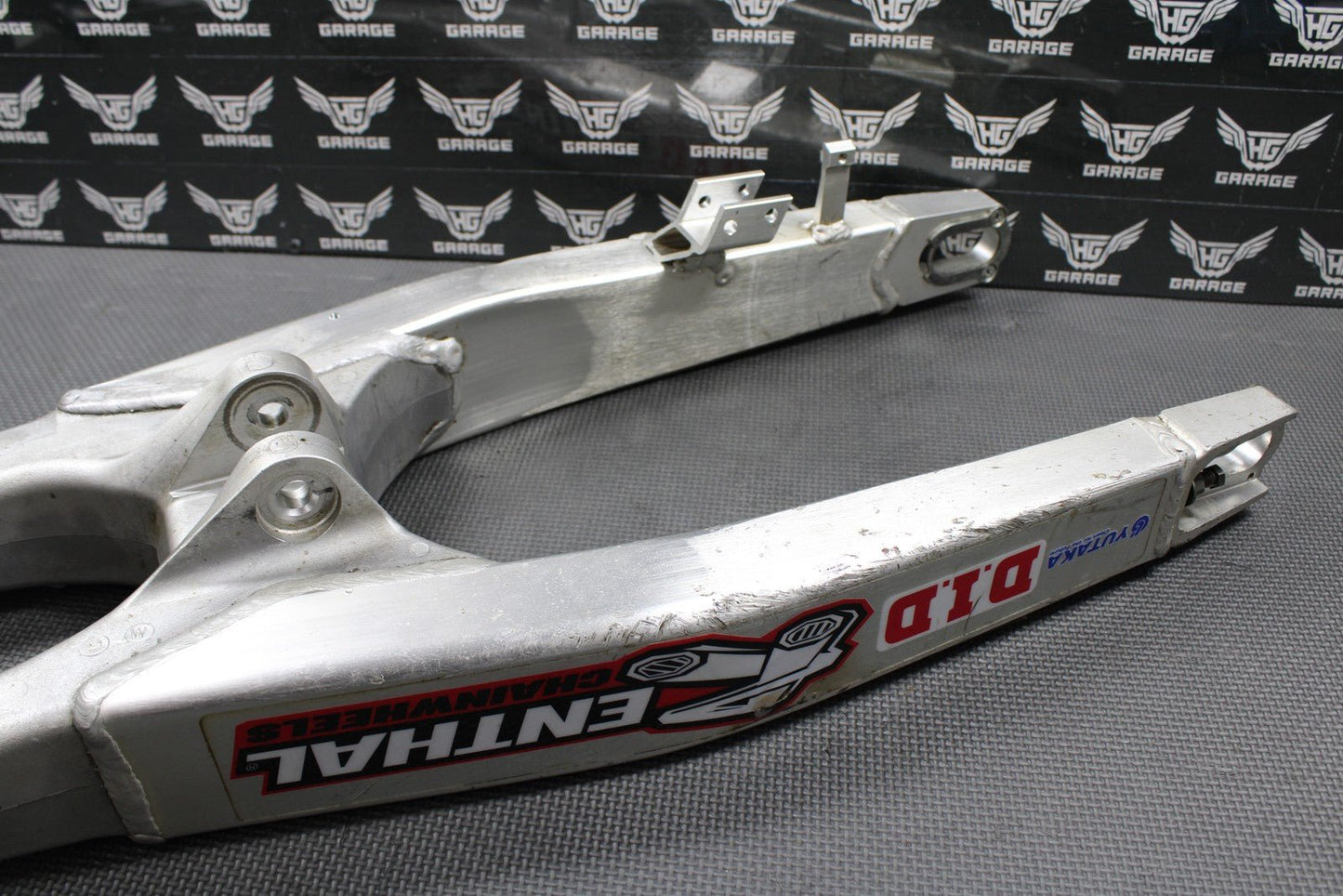 2005 HONDA CRF450R OEM SWINGARM SWING ARM REAR SUSPENSION 52200 - MEN - 710 - hggarage