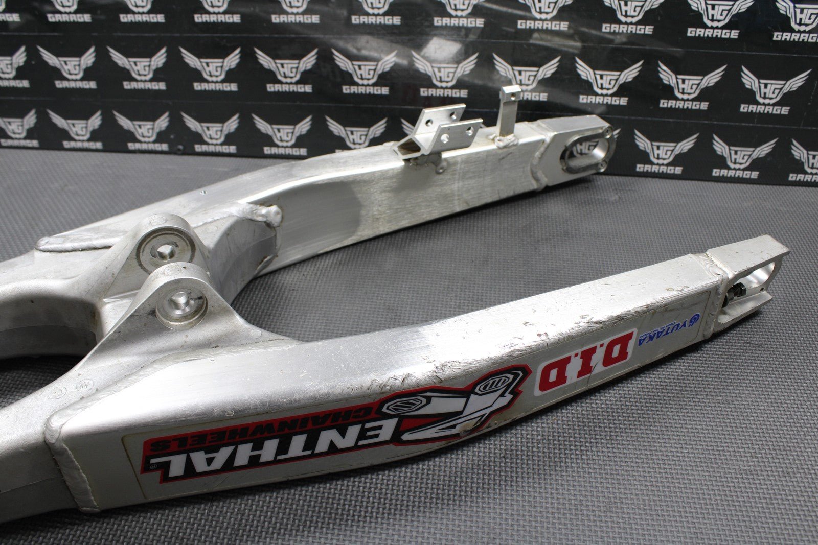 2005 HONDA CRF450R OEM SWINGARM SWING ARM REAR SUSPENSION 52200 - MEN - 710 - hggarage