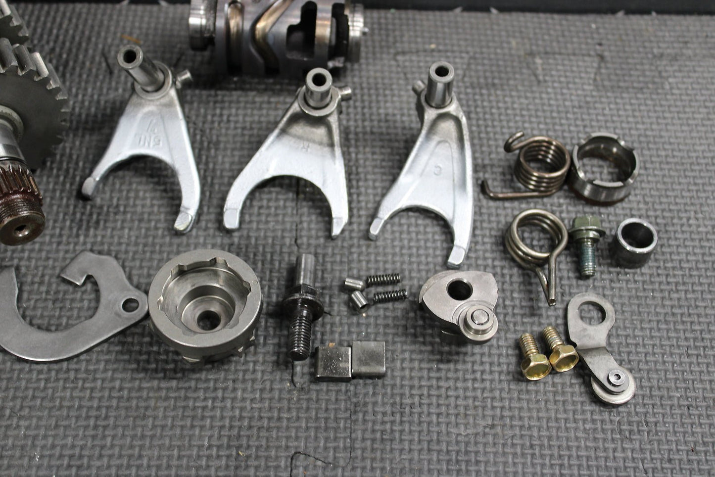 2004 YAMAHA YZ250F OEM ENGINE TRANSMISSION TRANNY GEARS FORKS SHIFT DOG - hggarage