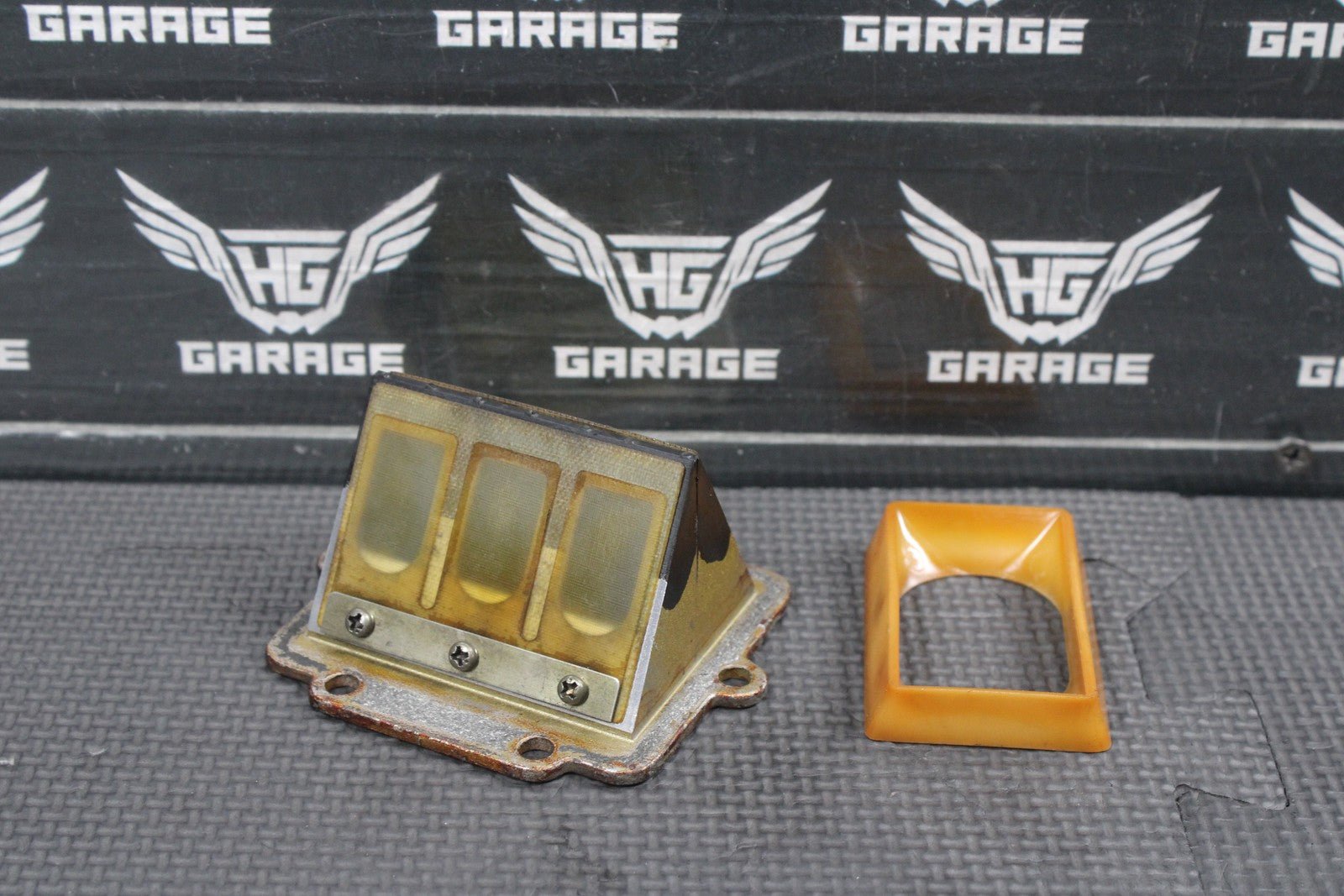 1986 KAWASAKI KDX200 OEM INTAKE REED BLOCK ASSEMBLY 12021 - 1023 - hggarage