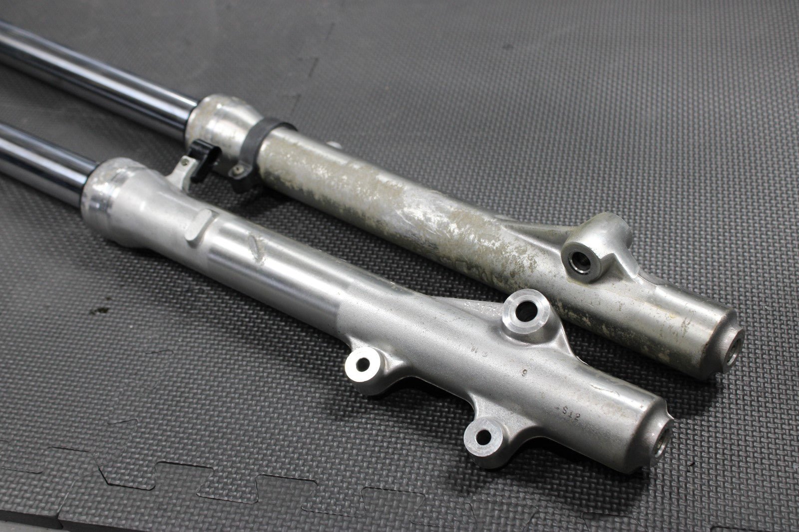2005 SUZUKI DR200SE OEM RIGHT LEFT FRONT SUSPENSION FORKS SHOCKS 51103 - 42AA0 - hggarage
