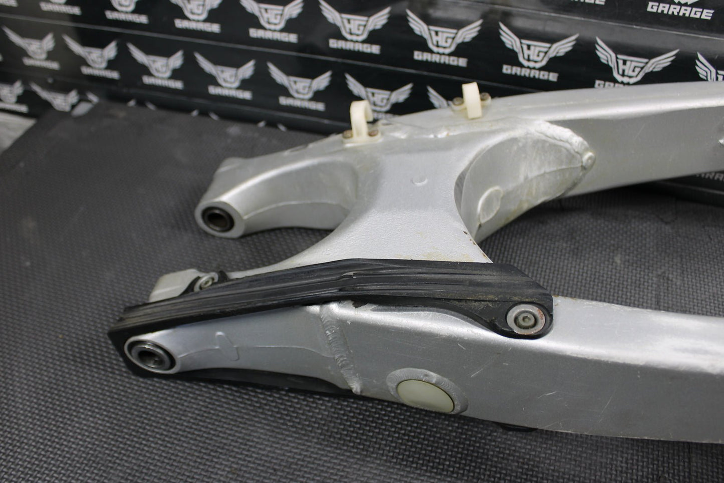 2002 YAMAHA YZ250F OEM SWINGARM SWING ARM SUSPENSION 5NY - 22110 - 00 - 00 - hggarage