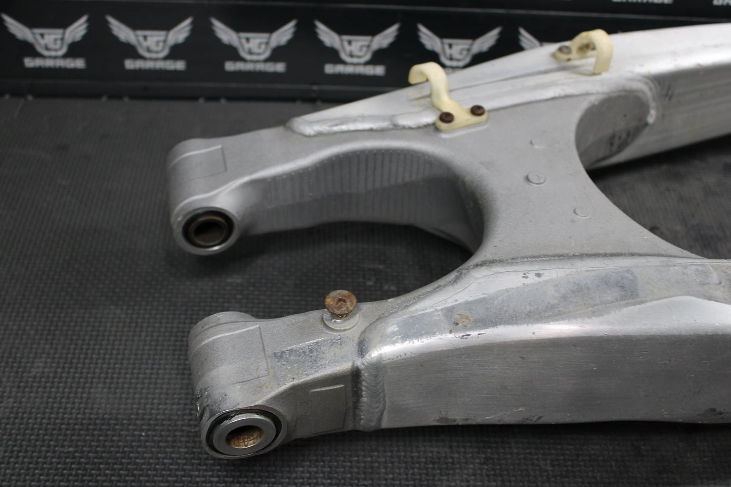 2010 YAMAHA YZ450F OEM SWINGARM SWING ARM SUSPENSION 33D - 22110 - 00 - 00 - hggarage