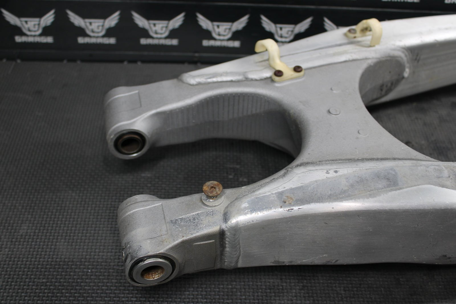 2010 YAMAHA YZ450F OEM SWINGARM SWING ARM SUSPENSION 33D - 22110 - 00 - 00 - hggarage
