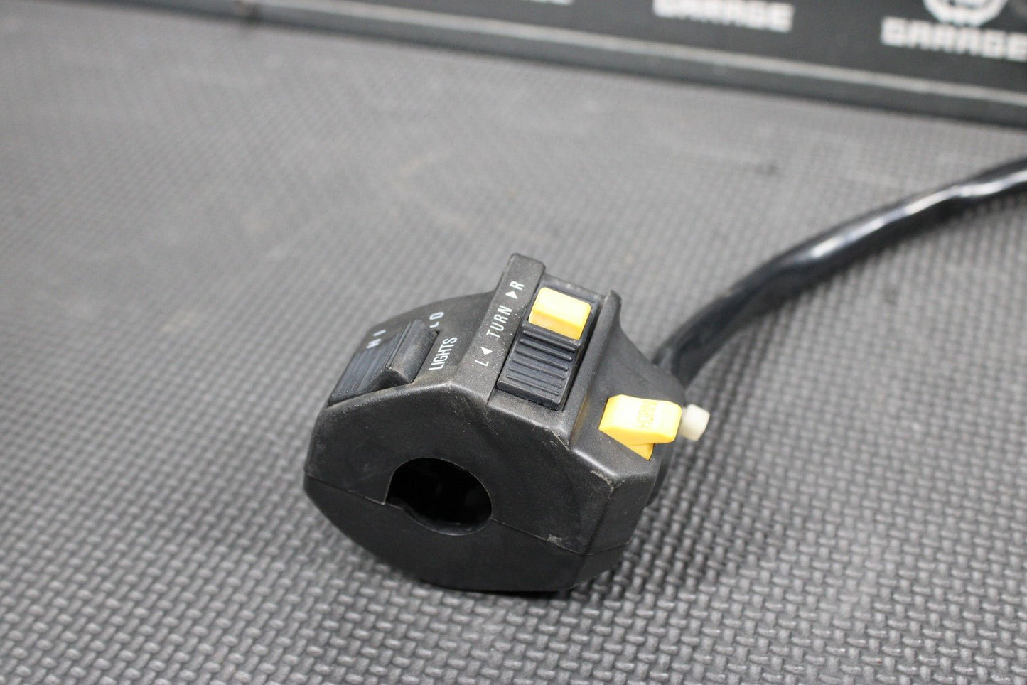 2005 SUZUKI 96 - 09 DR200SE OEM HANDLEBAR HORN HIGH LOW BEAM SWITCH CONTROL BUTTON - hggarage