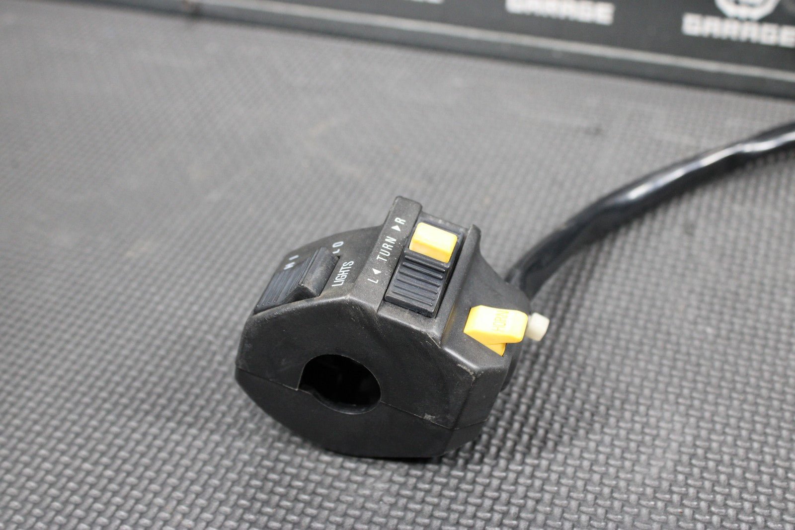 2005 SUZUKI 96 - 09 DR200SE OEM HANDLEBAR HORN HIGH LOW BEAM SWITCH CONTROL BUTTON - hggarage
