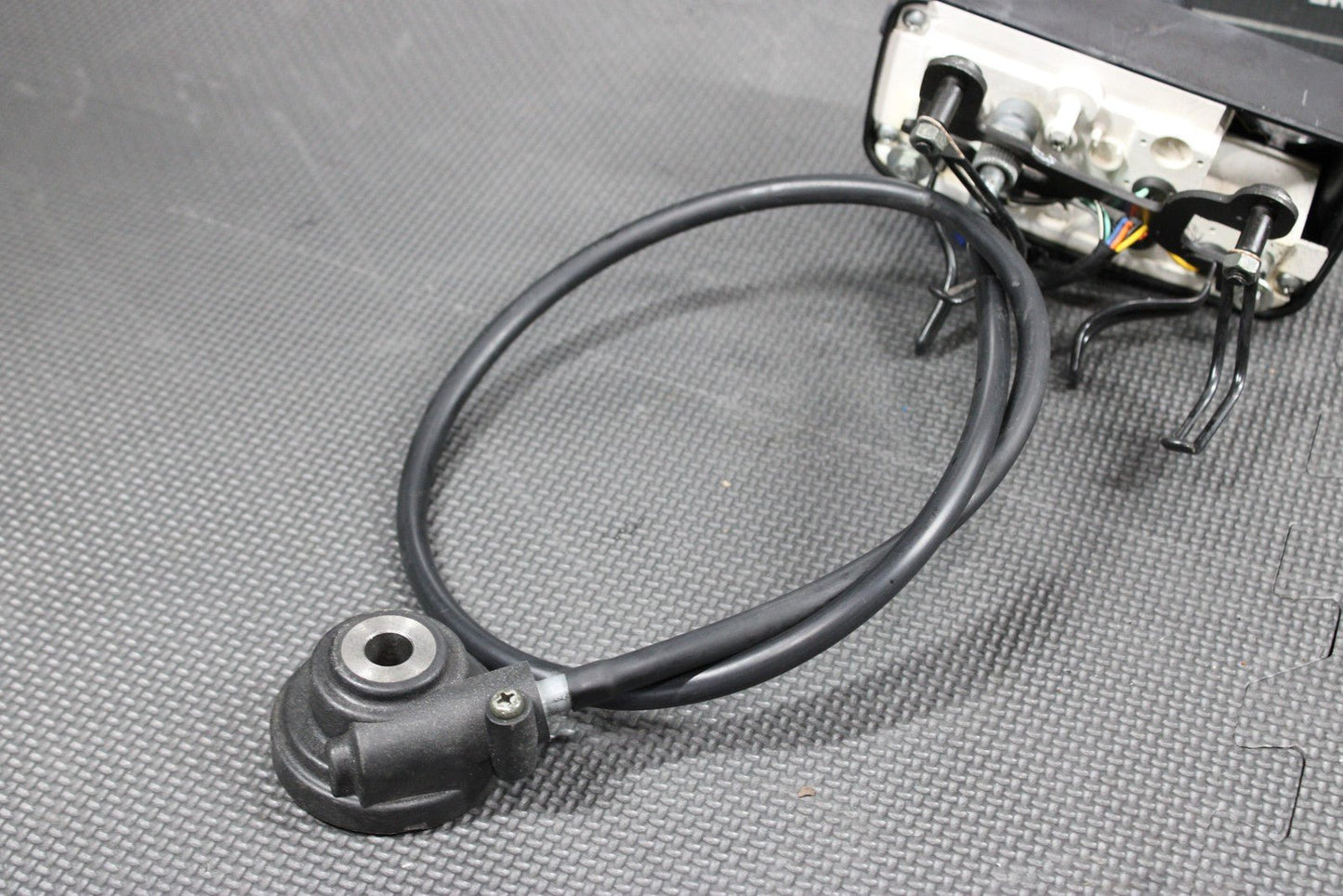 2005 SUZUKI DR200SE SPEED DRIVE GEAR HUB WITH CABLE SPEEDOMETER GAUGE CLUSTER - hggarage
