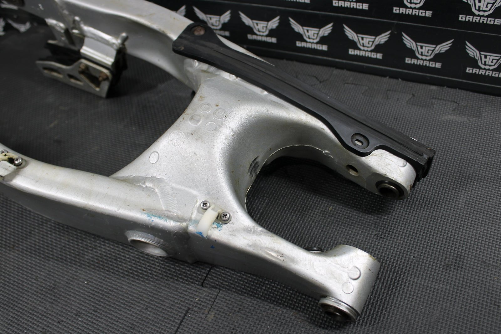 1999 YAMAHA OEM SWINGARM SWING ARM SUSPENSION 5MV - 22110 - 00 - 00 - hggarage