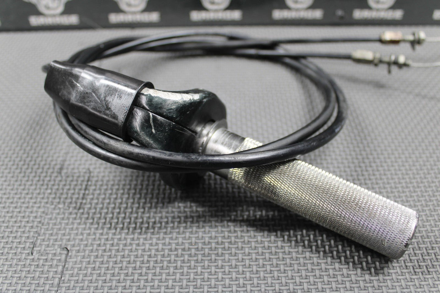 2008 07 - 09 HONDA CRF250R OEM RIGHT THROTTLE HOUSING ALUMINUM TUBE CABLES GOOD - hggarage