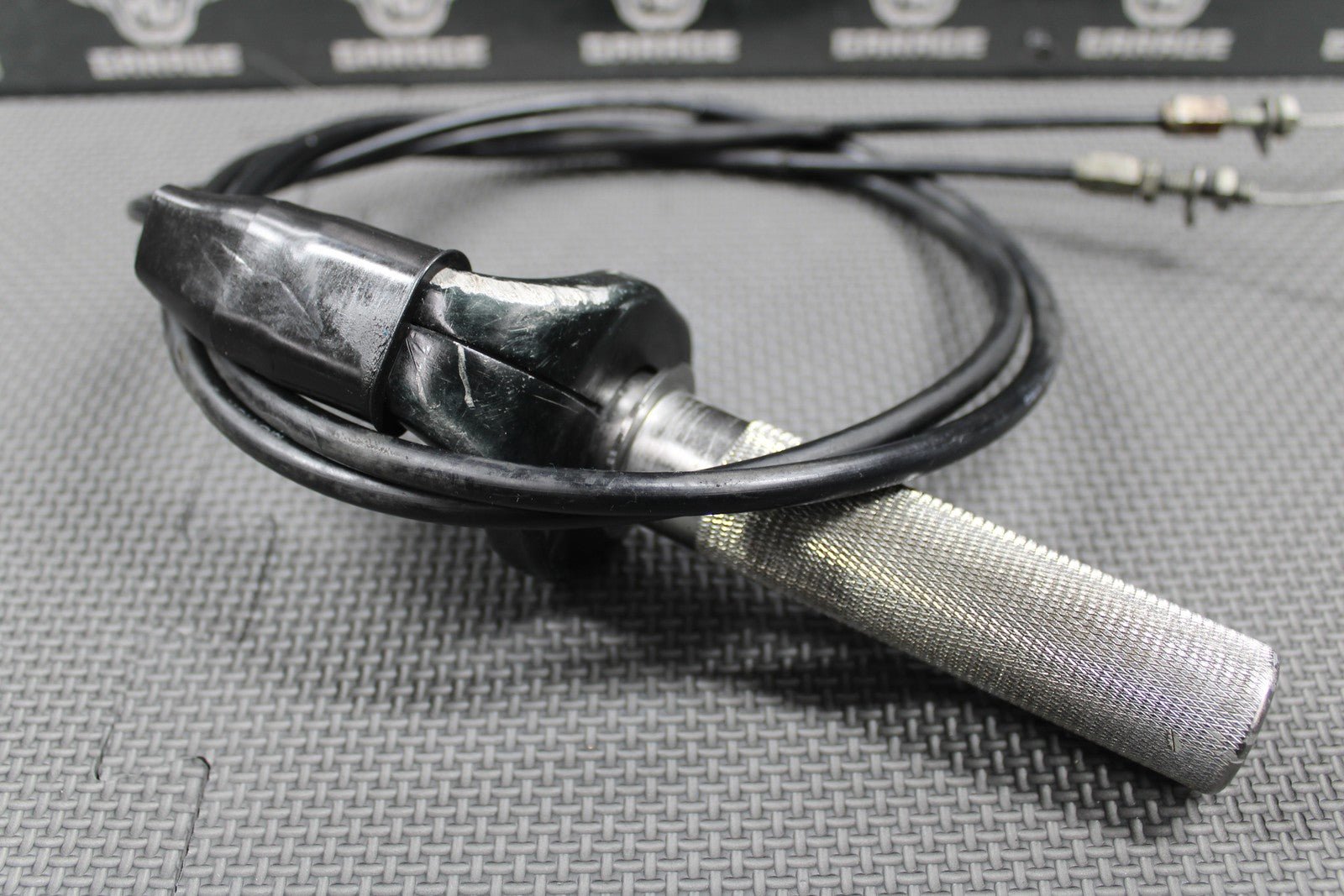 2008 07 - 09 HONDA CRF250R OEM RIGHT THROTTLE HOUSING ALUMINUM TUBE CABLES GOOD - hggarage