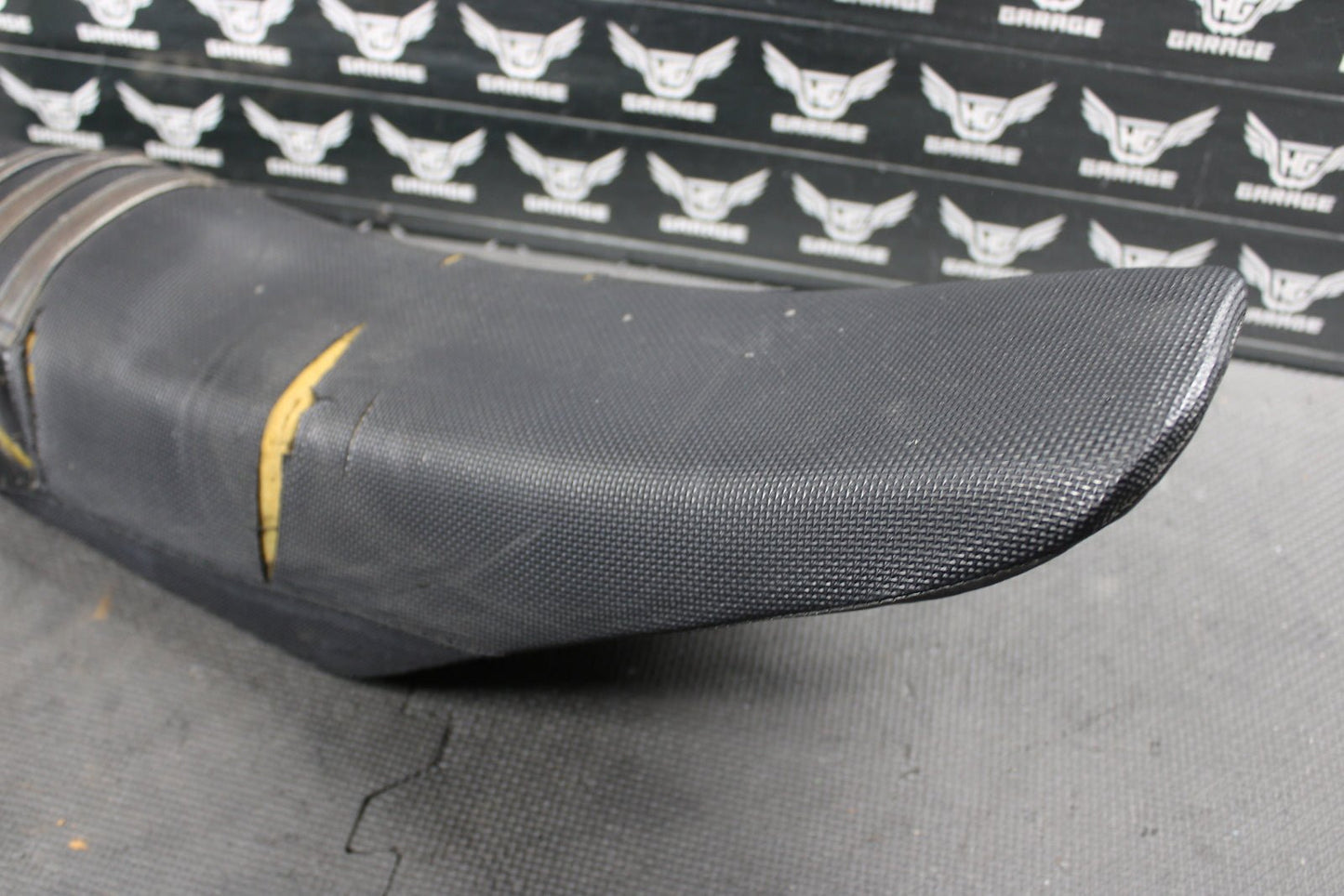 2007 YAMAHA YZ250F YZ450F OEM SEAT SADDLE CUSHION ASSEMBLY 2S2 - 24710 - 81 - 00 - hggarage