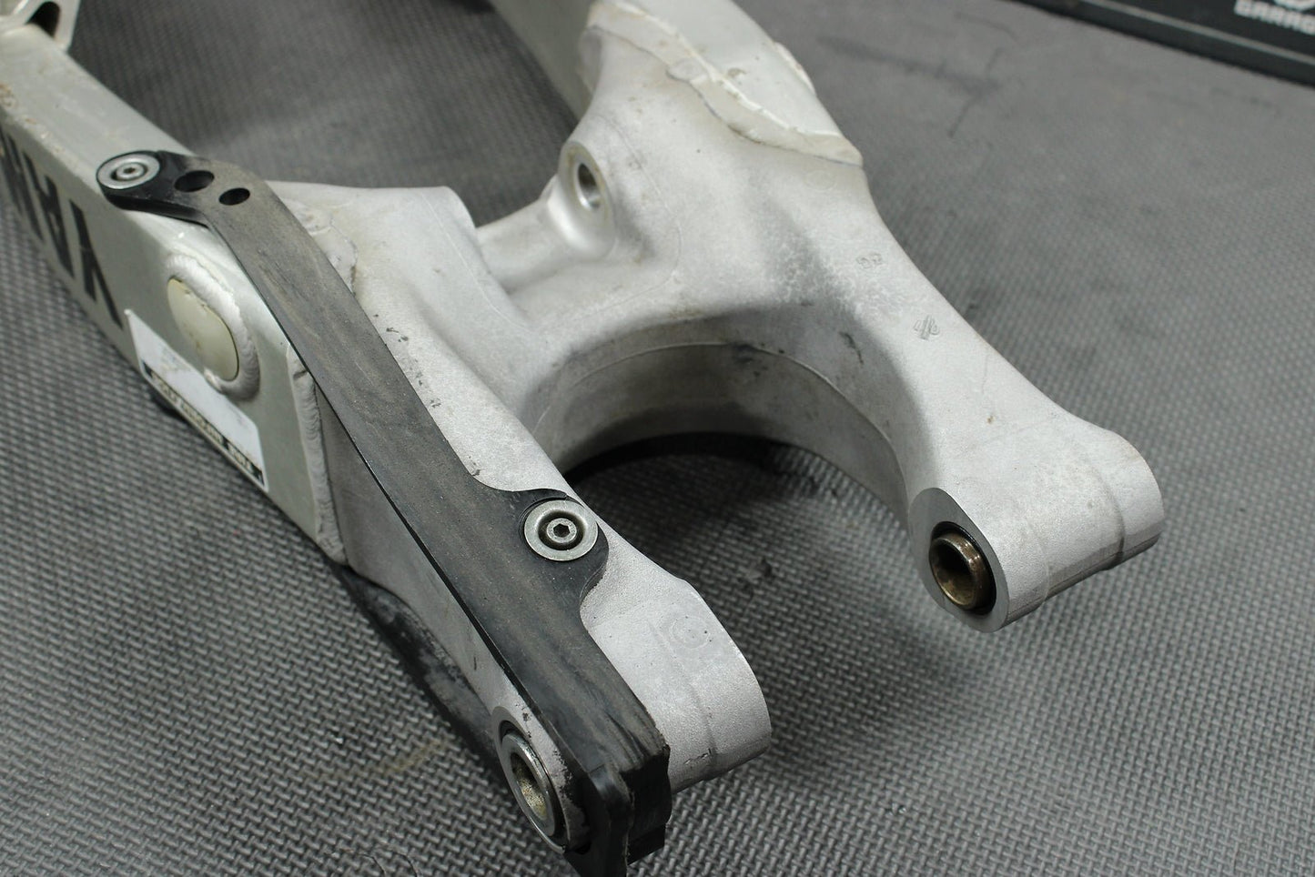2004 Yamaha YZ450F OEM Swingarm Swing Arm Suspension 5UN - 22110 - 00 - 00 Mint! - hggarage