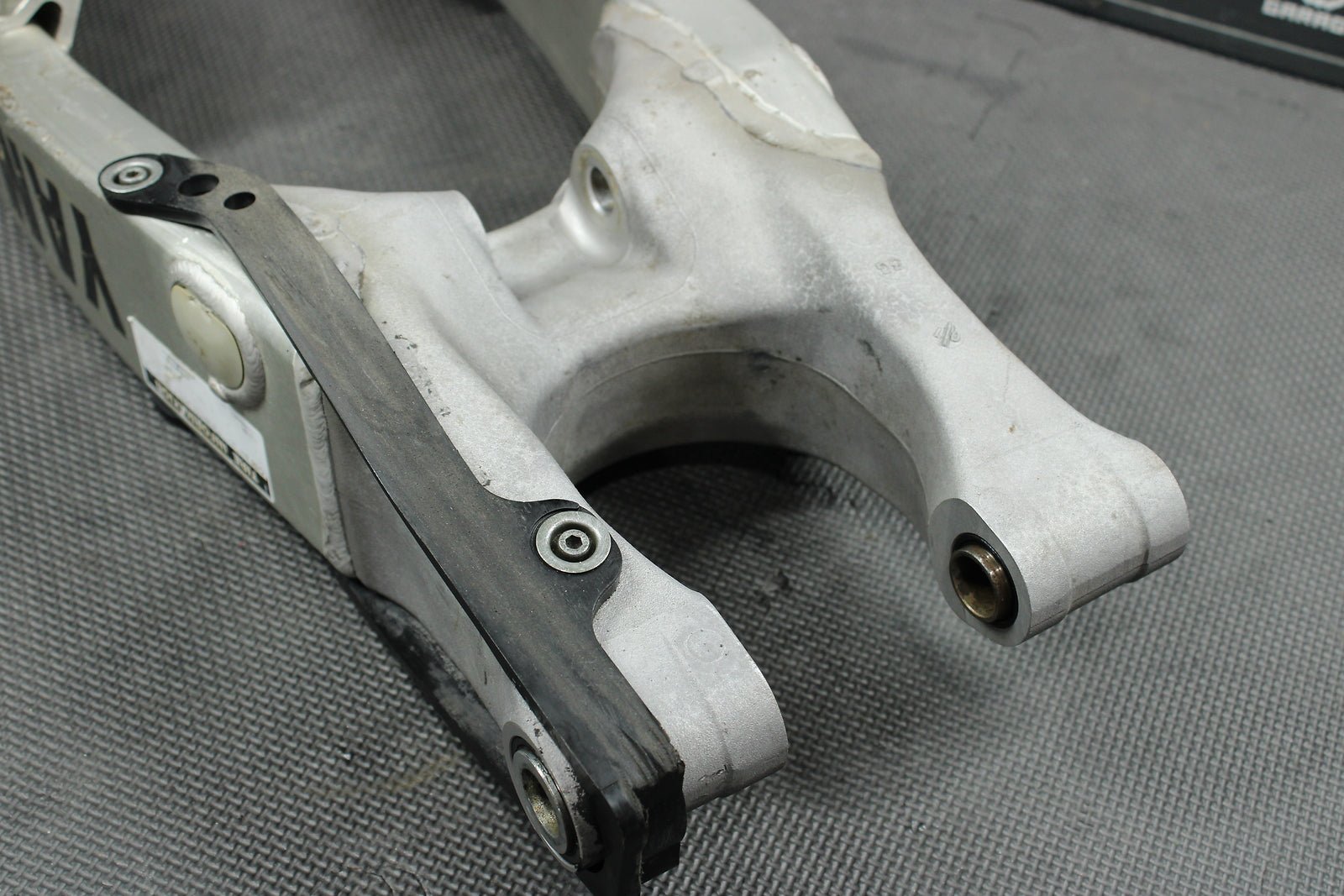 2004 Yamaha YZ450F OEM Swingarm Swing Arm Suspension 5UN - 22110 - 00 - 00 Mint! - hggarage