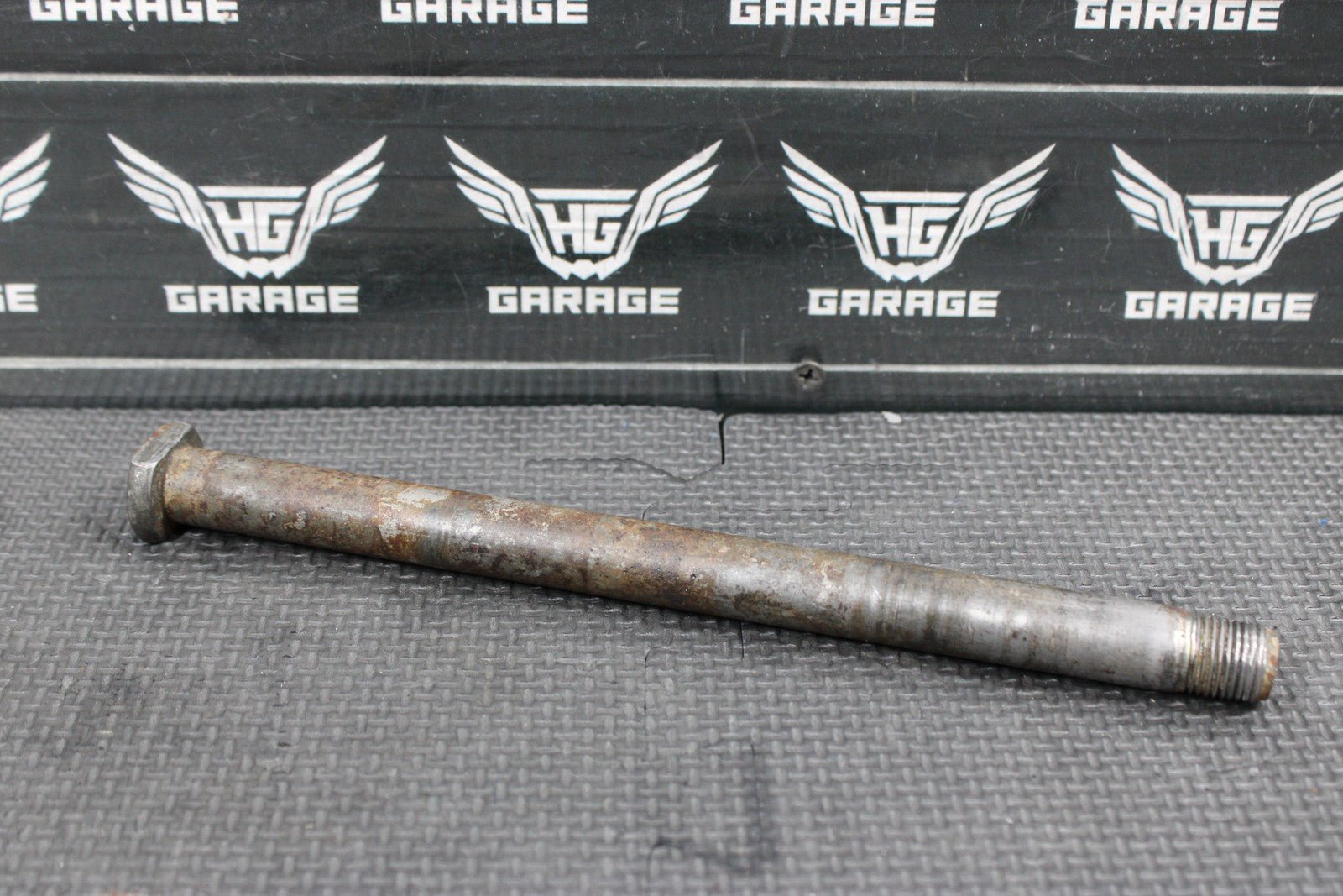 1996 SUZUKI RM250 OEM REAR BACK SWINGARM BOLT SUSPENSION PIVOT AXLE 61211 - 28C00 - hggarage
