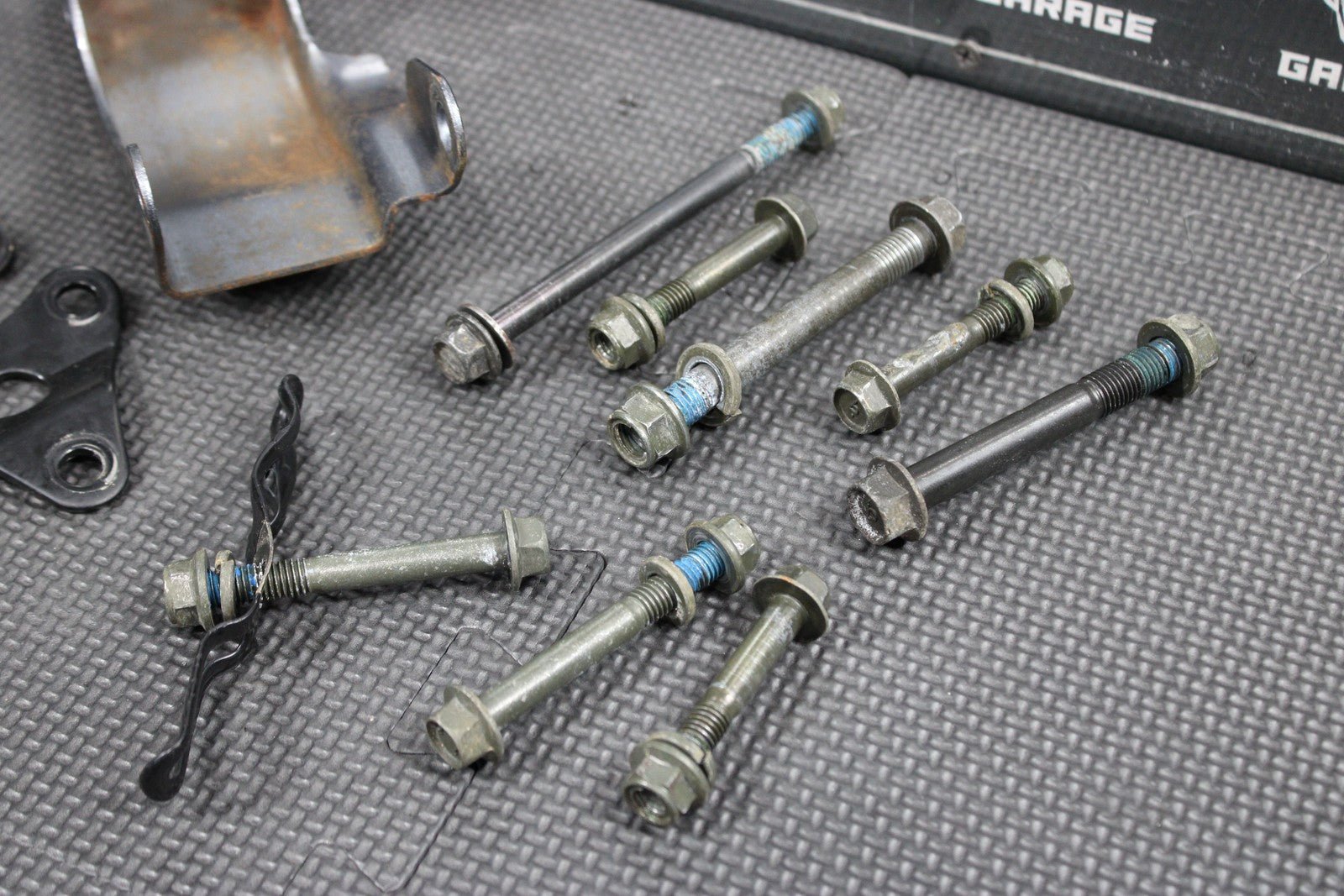 2005 SUZUKI DR200SE 03 - 05 OEM ENGINE MOTOR MOUNT STAY BRACKETS BOLTS ASSEMBLY - hggarage