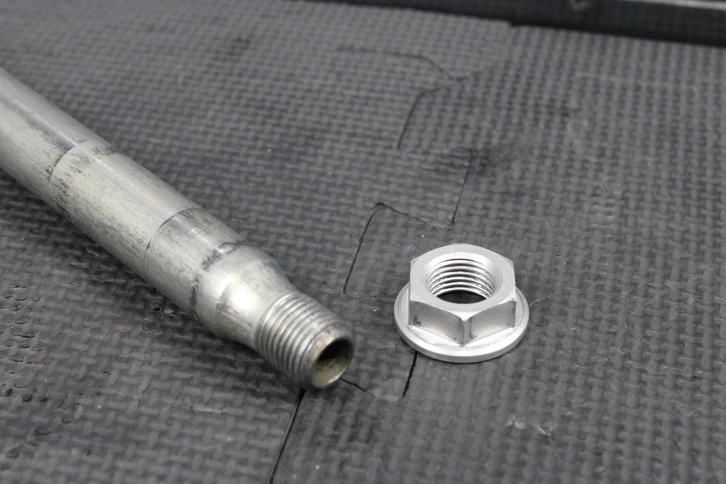 2018 HONDA04 - 22 CRF250R OEM FRONT WHEEL RIM AXLE PIVOT BOLT 44301 - MEN - 000 - hggarage
