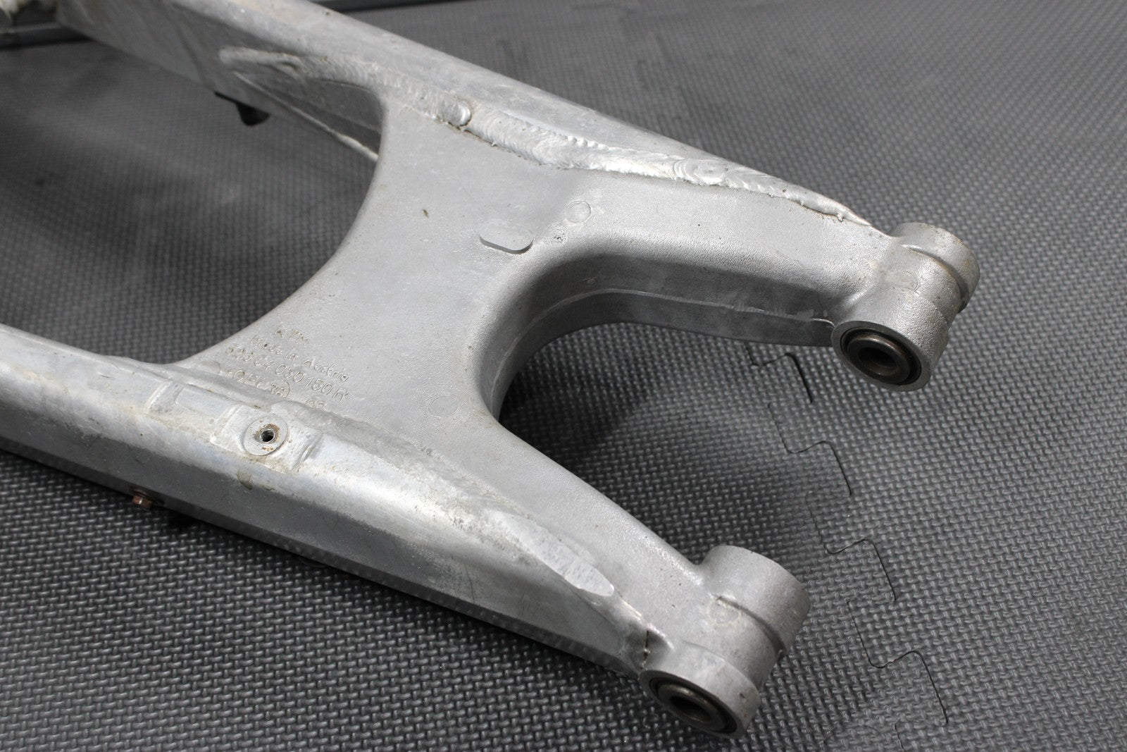 2000 KTM 125 200 250 300 380 OEM SWINGARM SWING ARM SUSPENSION 50304030244 - hggarage